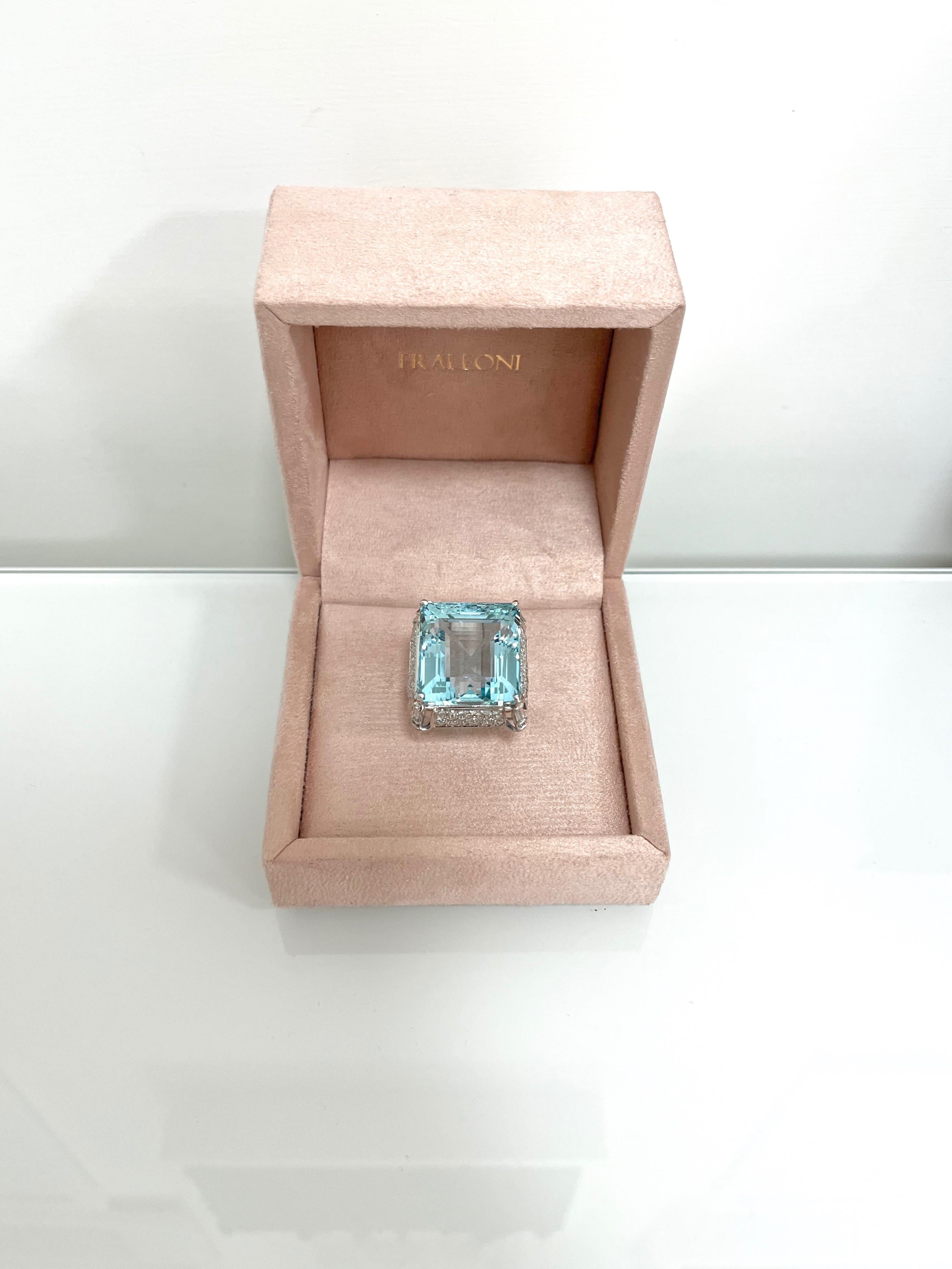 18 Karat White Gold Aquamarine Diamonds Cocktail Ring For Sale 1