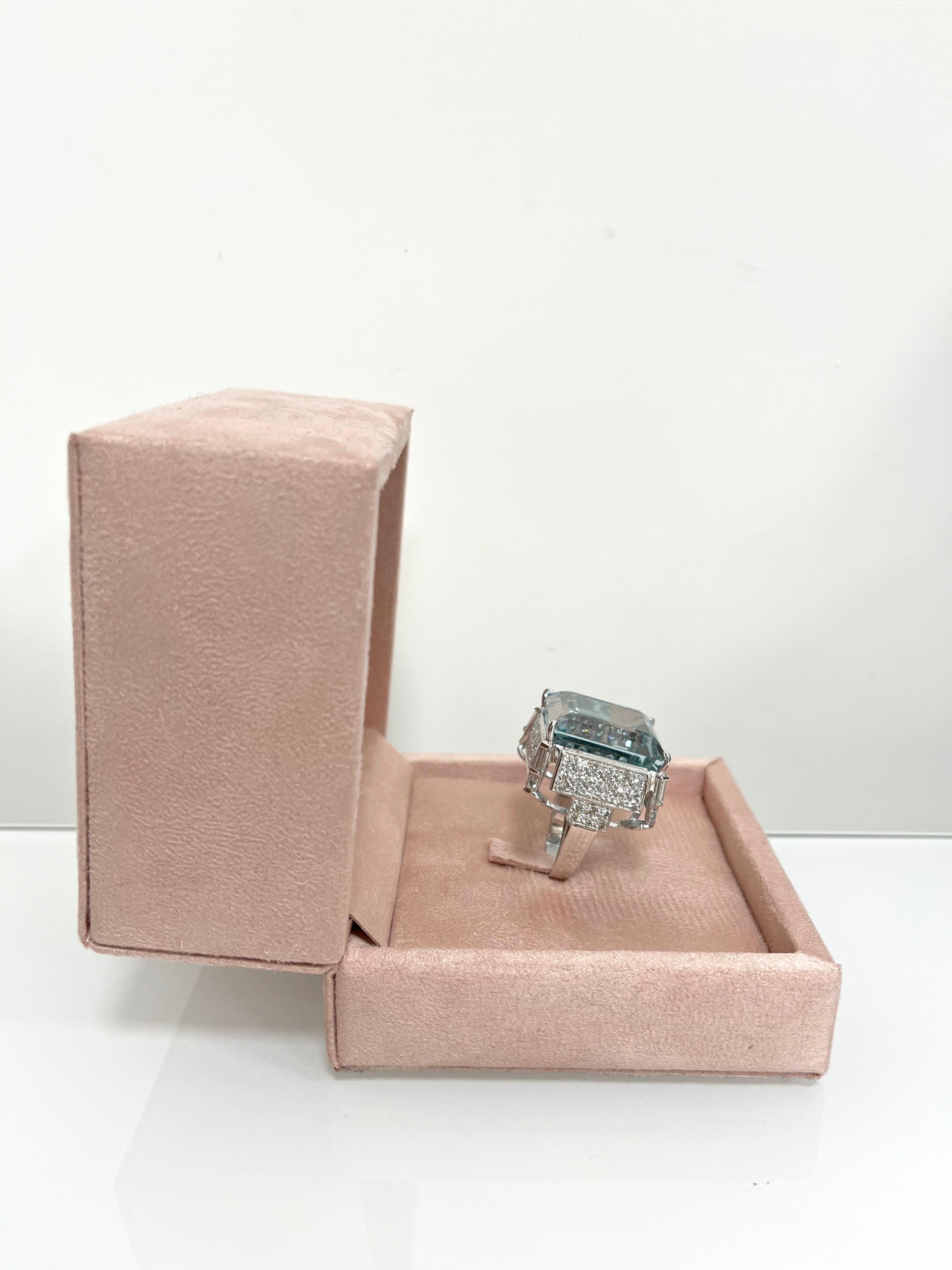 18 Karat White Gold Aquamarine Diamonds Cocktail Ring For Sale 2