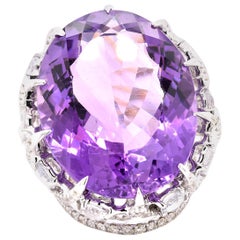 Anillo de cóctel de amatista, diamante y zafiro blanco de oro blanco de 18 quilates