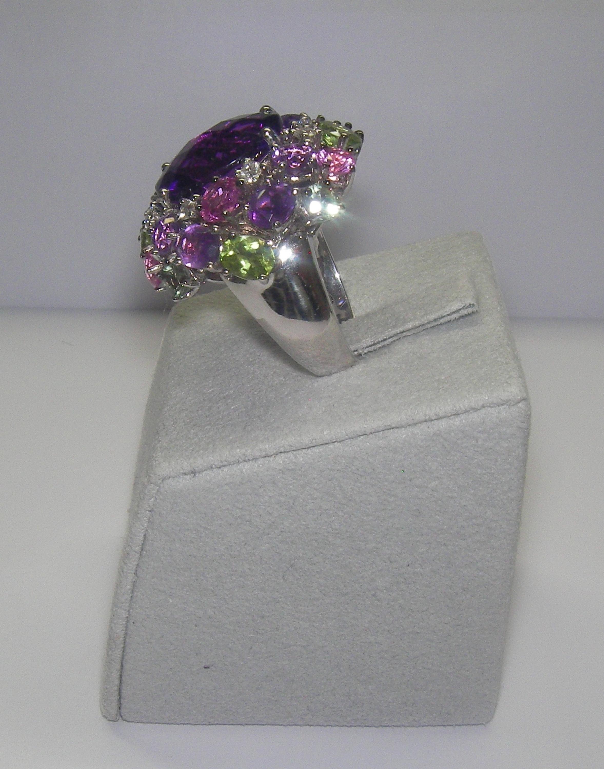 18 Karat Weißgold Amethyst-Diamanten und mehrfarbiger Cocktail-Ring im Zustand „Neu“ im Angebot in Duesseldorf, DE
