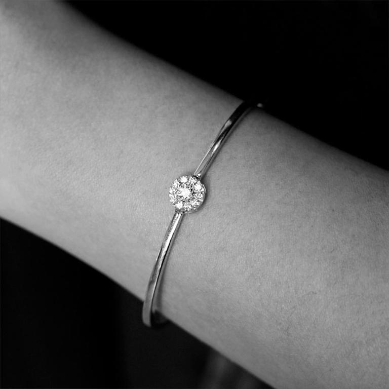 Round Cut Alessa Clique Bangle 18 Karat White Gold Clique Collection For Sale