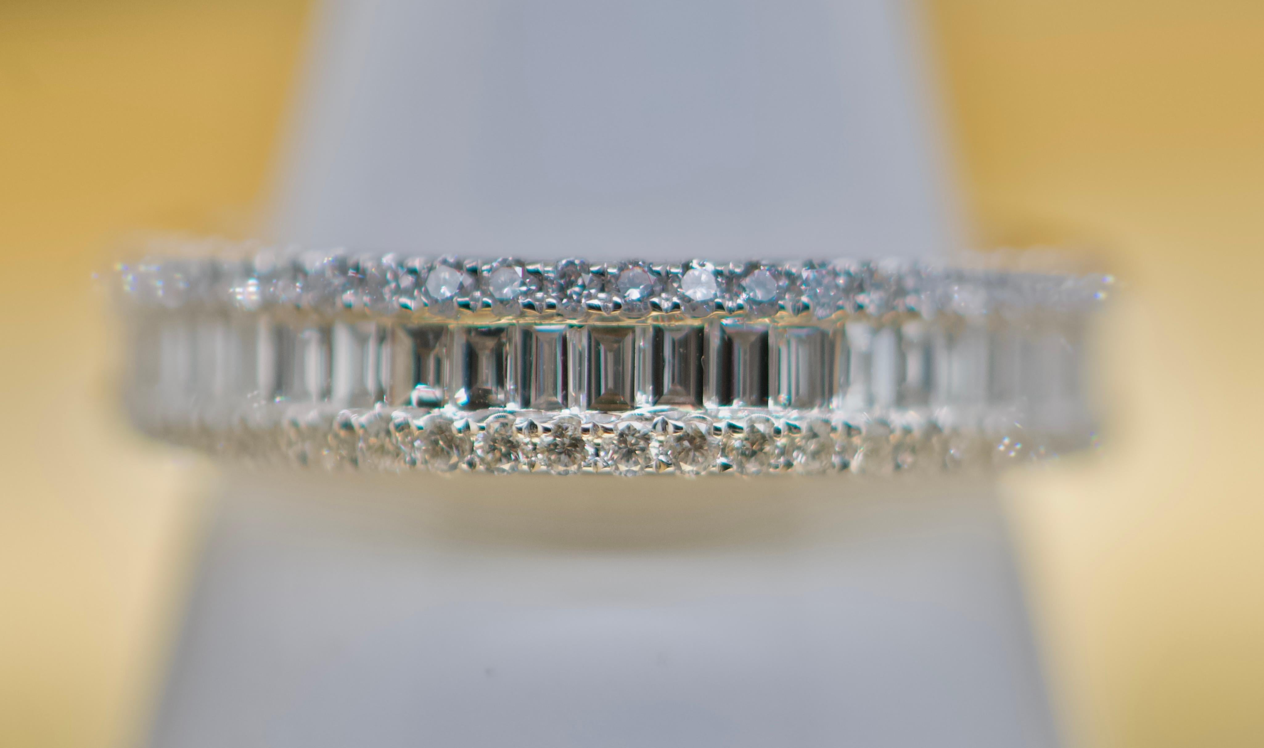 Alliance en or blanc 18 carats et diamants de 1,79 carat Pour femmes en vente