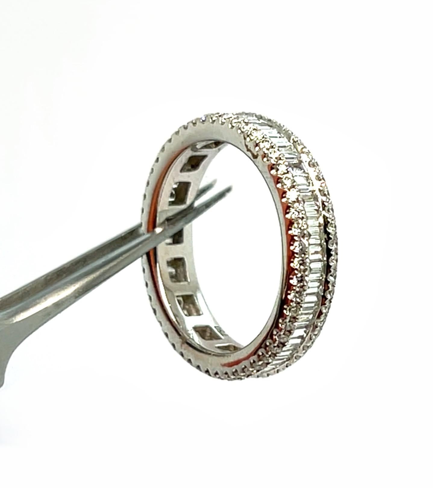 Alliance en or blanc 18 carats et diamants de 1,79 carat en vente 2