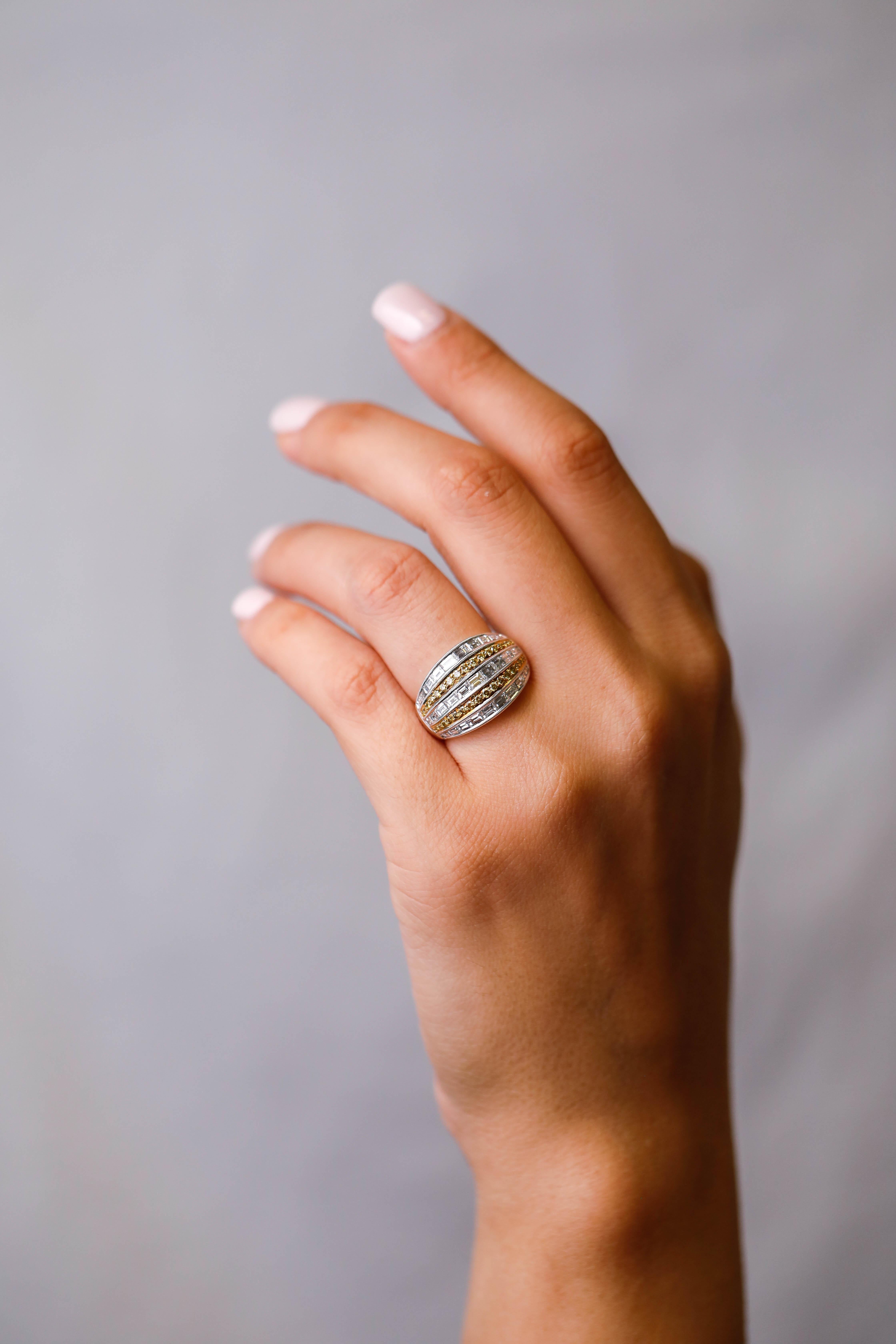 2.35 TCW Ausgefallener gelber runder Diamant und weißer Baguette-Diamant Cocktail Ring 18k im Zustand „Neu“ im Angebot in New York, NY