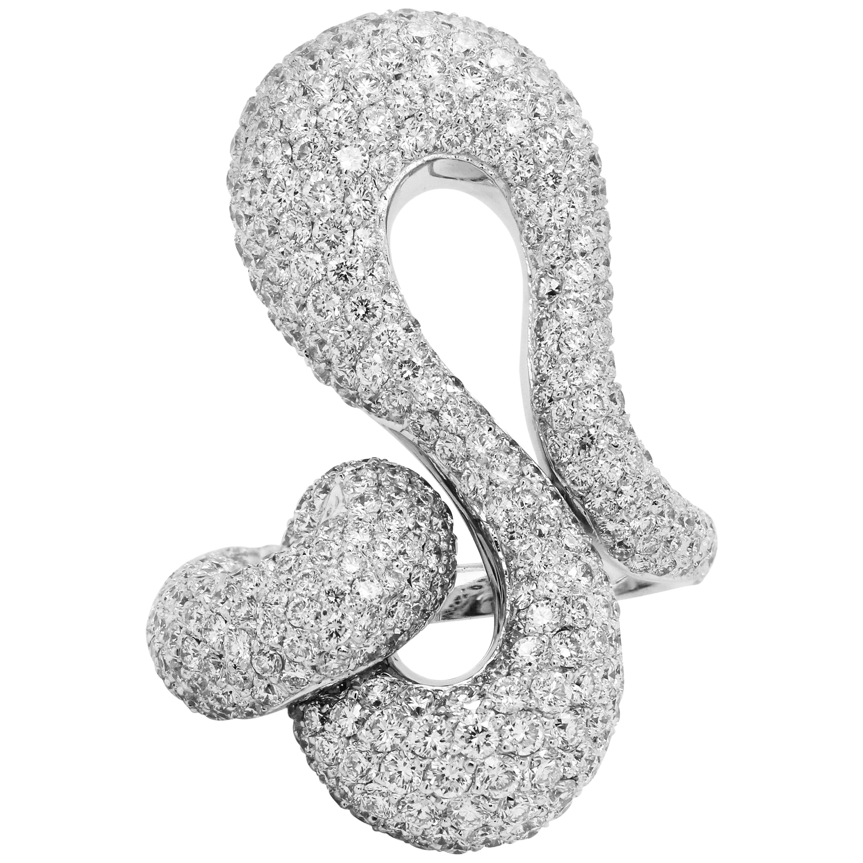 18 Karat White Gold and 5 Carat Diamonds Spiral Shape Curved Ring