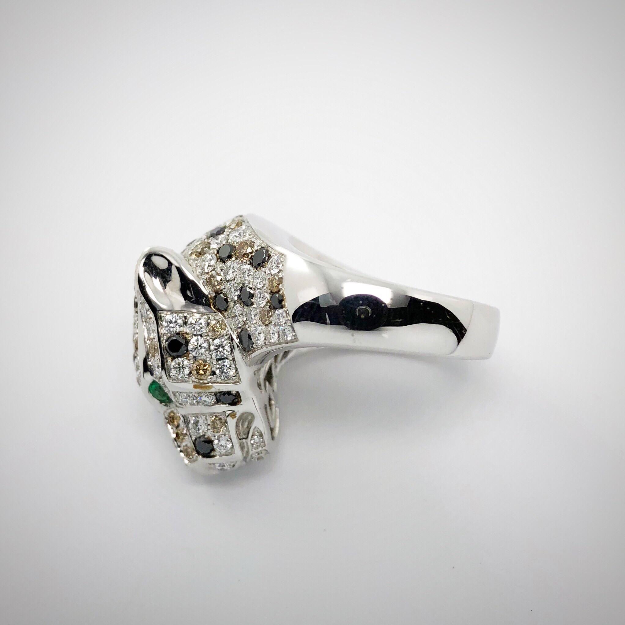 Moderne Bague panthère en or blanc 18 carats et diamants de 0,55 carat, yeux d'émeraude en vente
