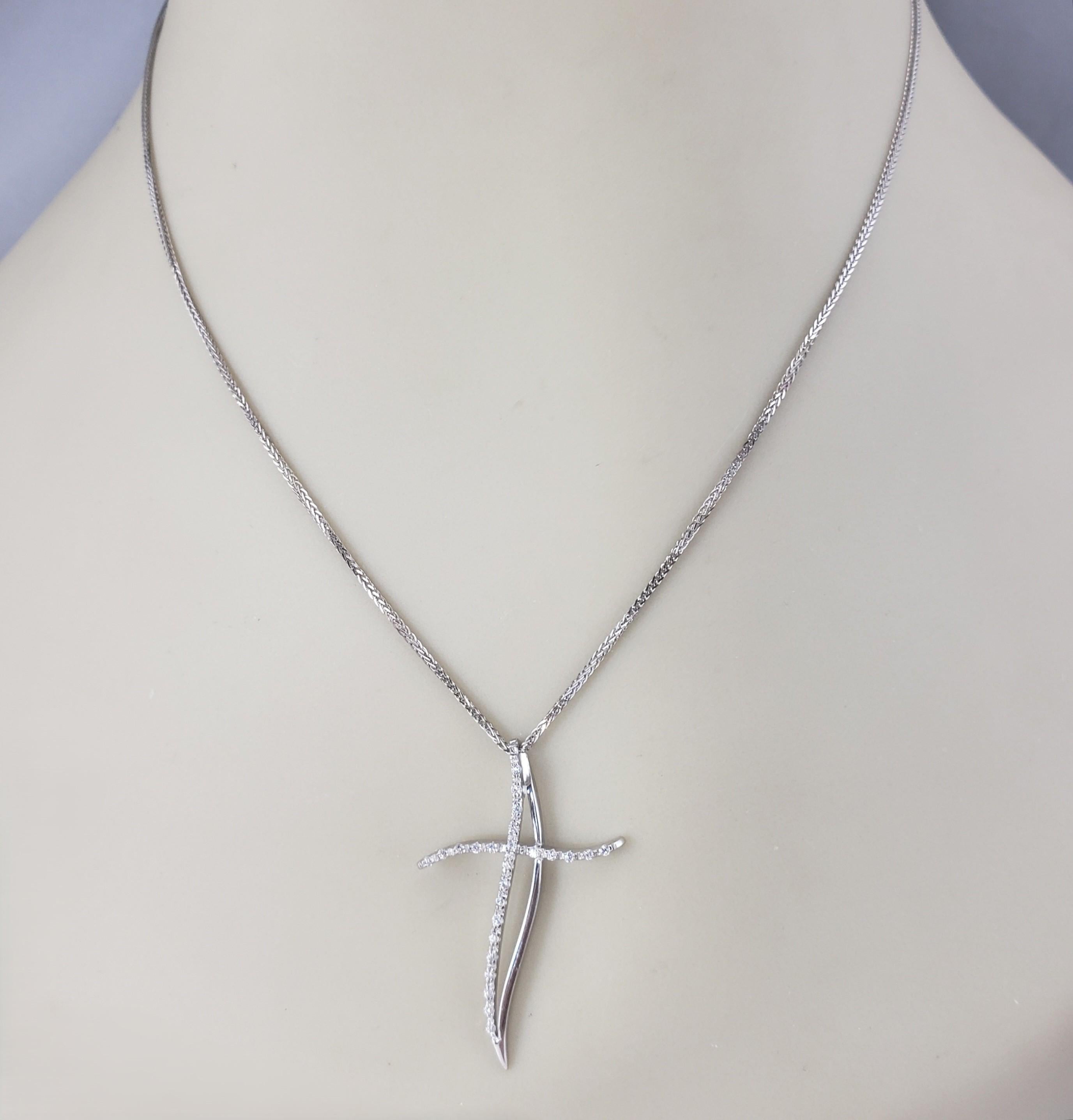 Collana con ciondolo a croce in oro bianco 18 carati e pietre chiare #22220 in vendita 4
