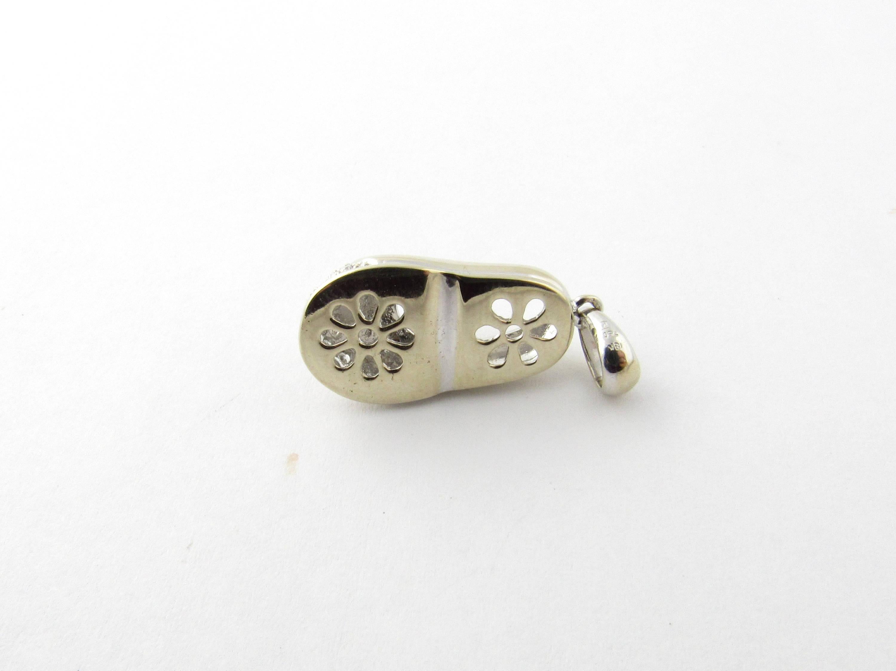 18 Karat White Gold and Diamond Baby Shoe Charm In Good Condition In Washington Depot, CT