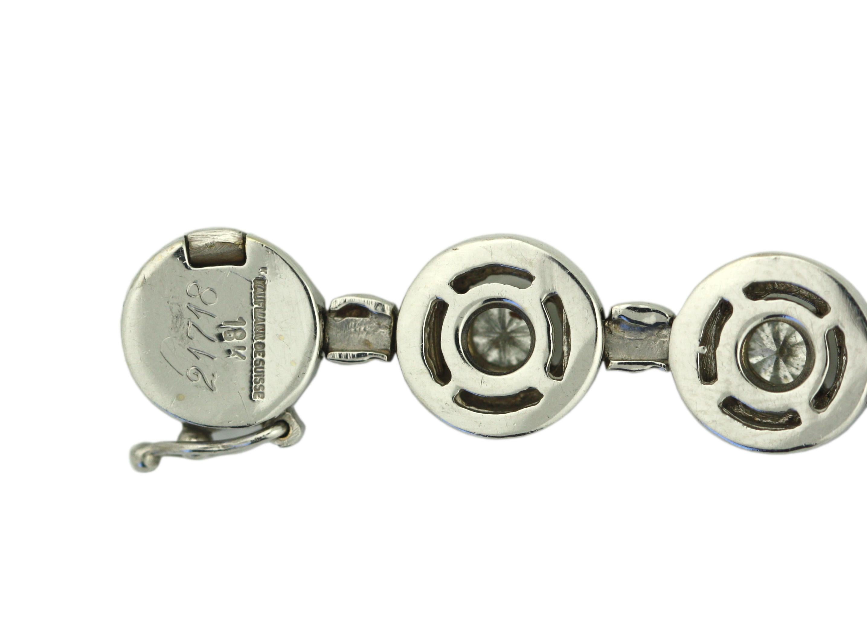 
Bracelet en or blanc 18 carats et diamants
Conçu comme des lignes de diamants ronds, espacés les uns des autres, 12 diamants de taille ronde apr 0,5 carat chacun, Diamants d'un poids total d'environ 6 carats.
Estampillé 18 carats, Kauffman de