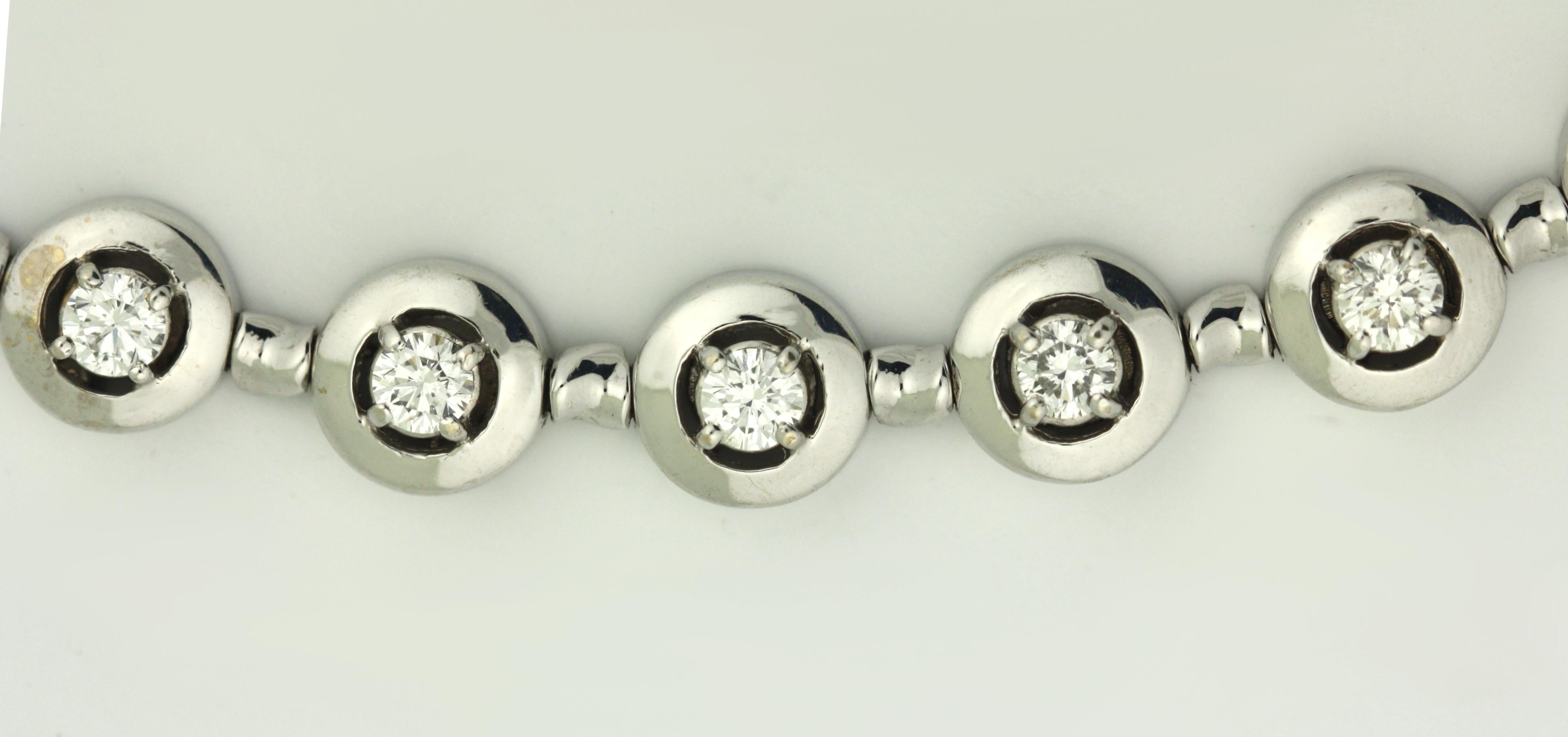 Taille ronde Bracelet en or blanc 18 carats et diamants en vente