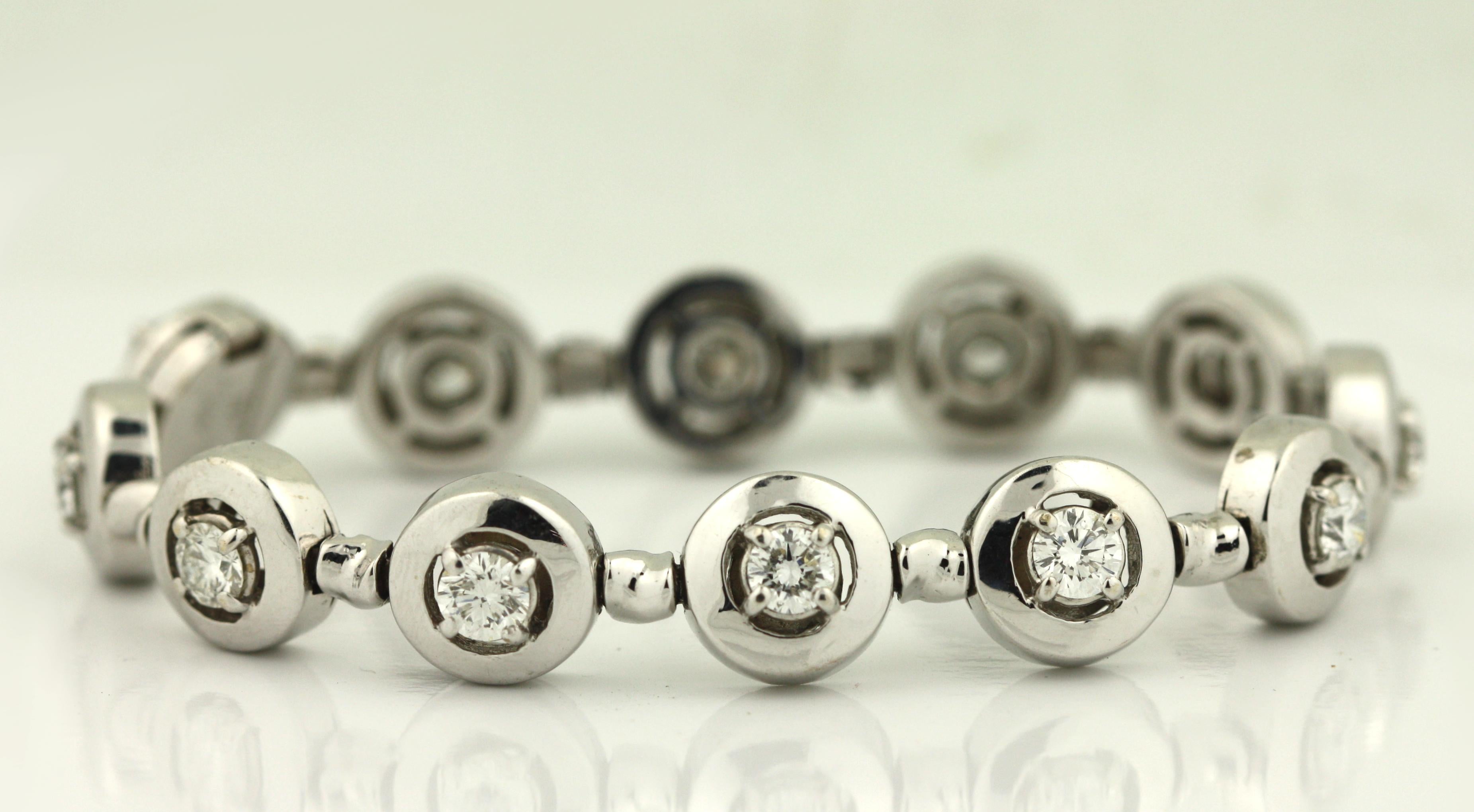 Bracelet en or blanc 18 carats et diamants Bon état - En vente à Palm Beach, FL