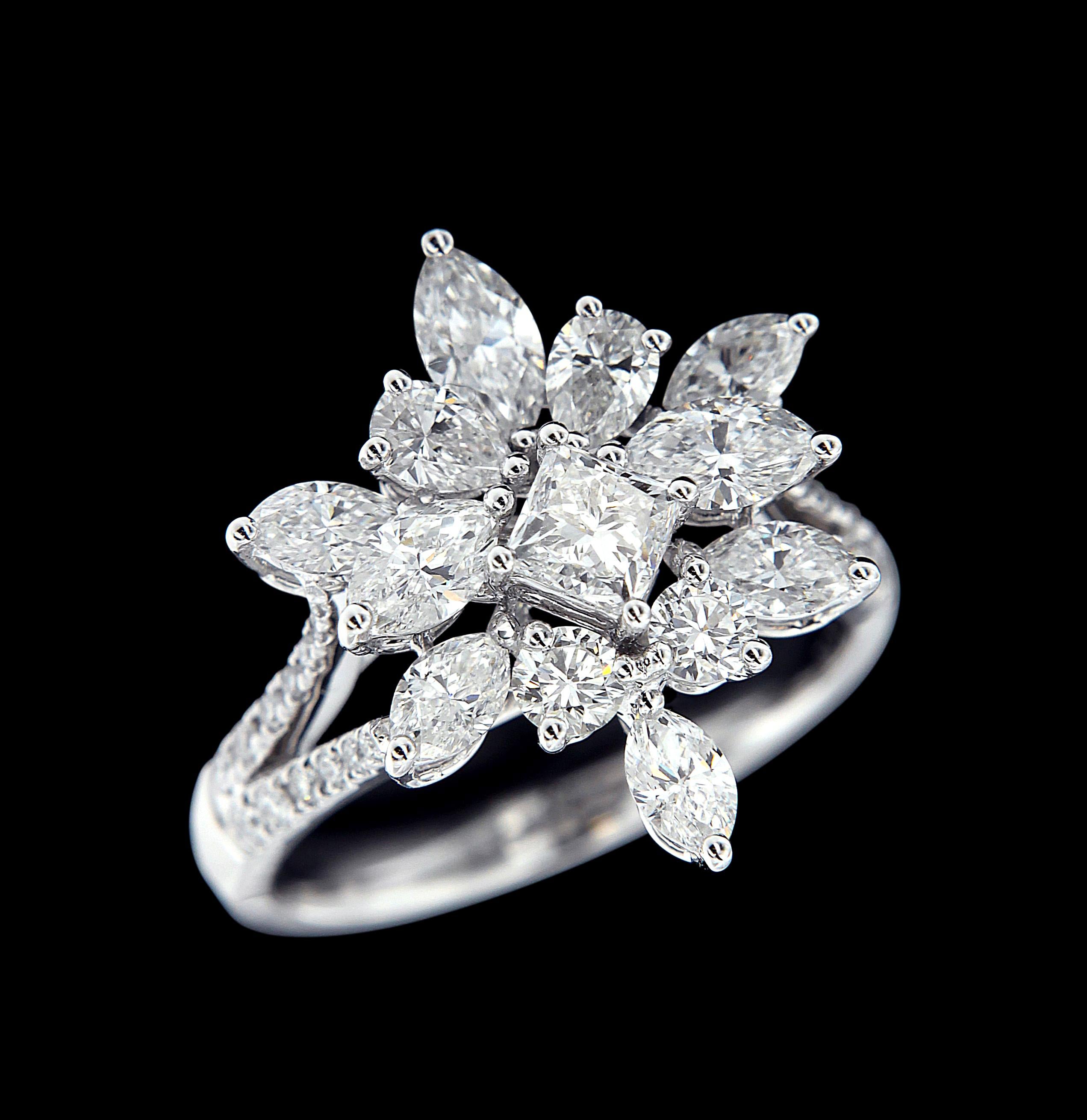 Contemporary 18 Karat White Gold and Diamond Cocktail Party Ring For Sale