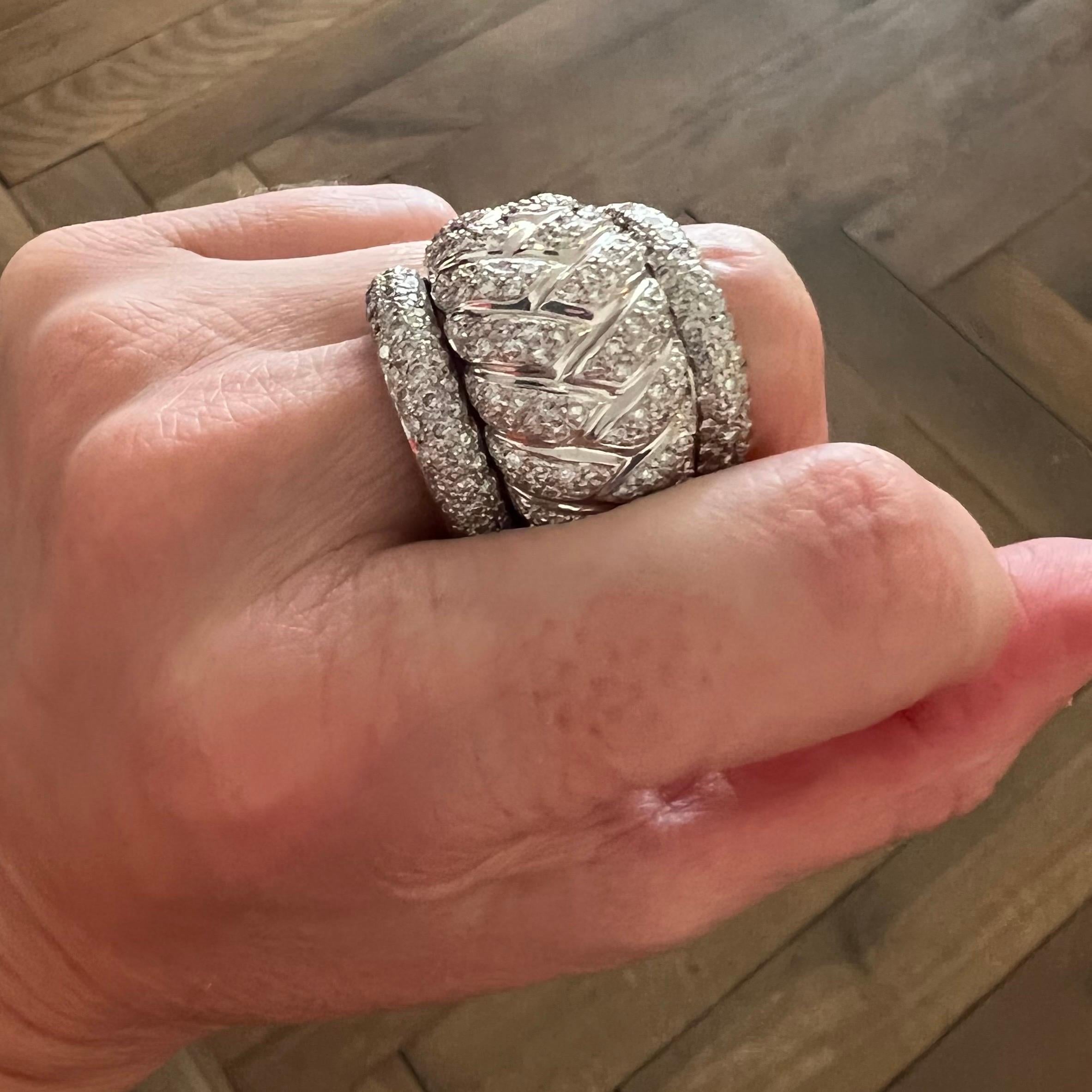 18 Karat White Gold and Diamond Cocktail Ring In Good Condition In Zurich, CH