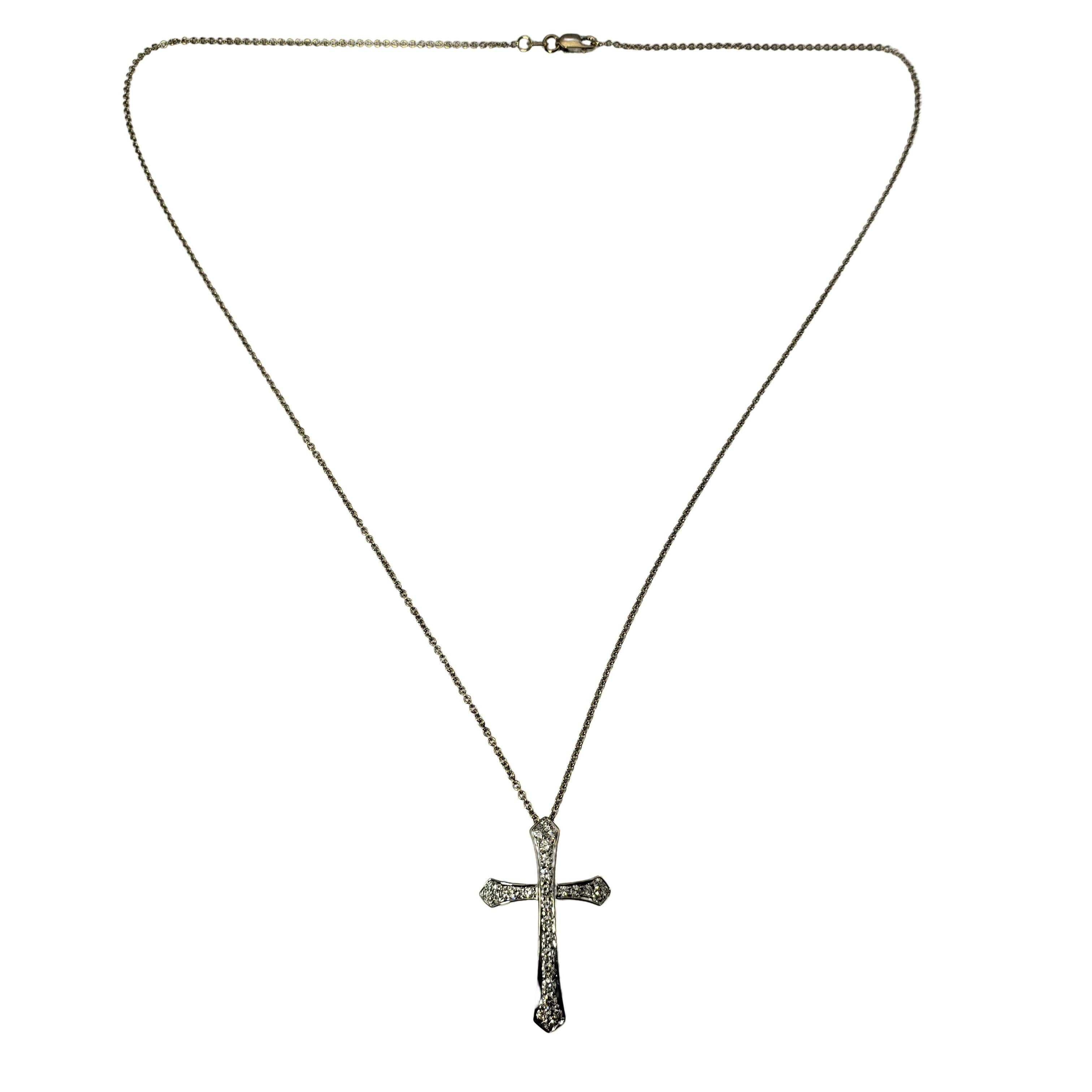 18 Karat White Gold and Diamond Cross Pendant Necklace In Good Condition For Sale In Washington Depot, CT
