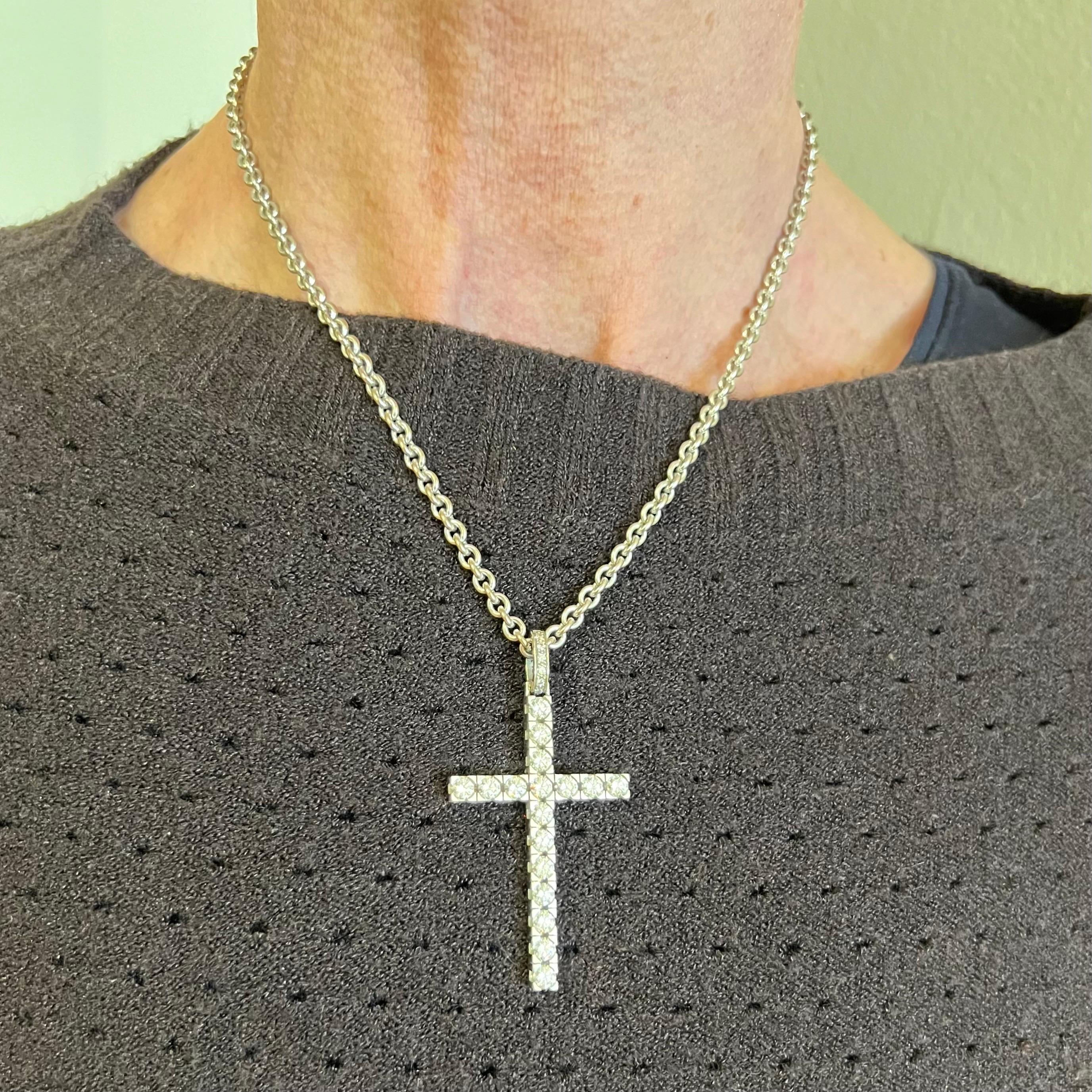 18 Karat White Gold and Diamond Cross Pendant with Chain by Meister For Sale 5