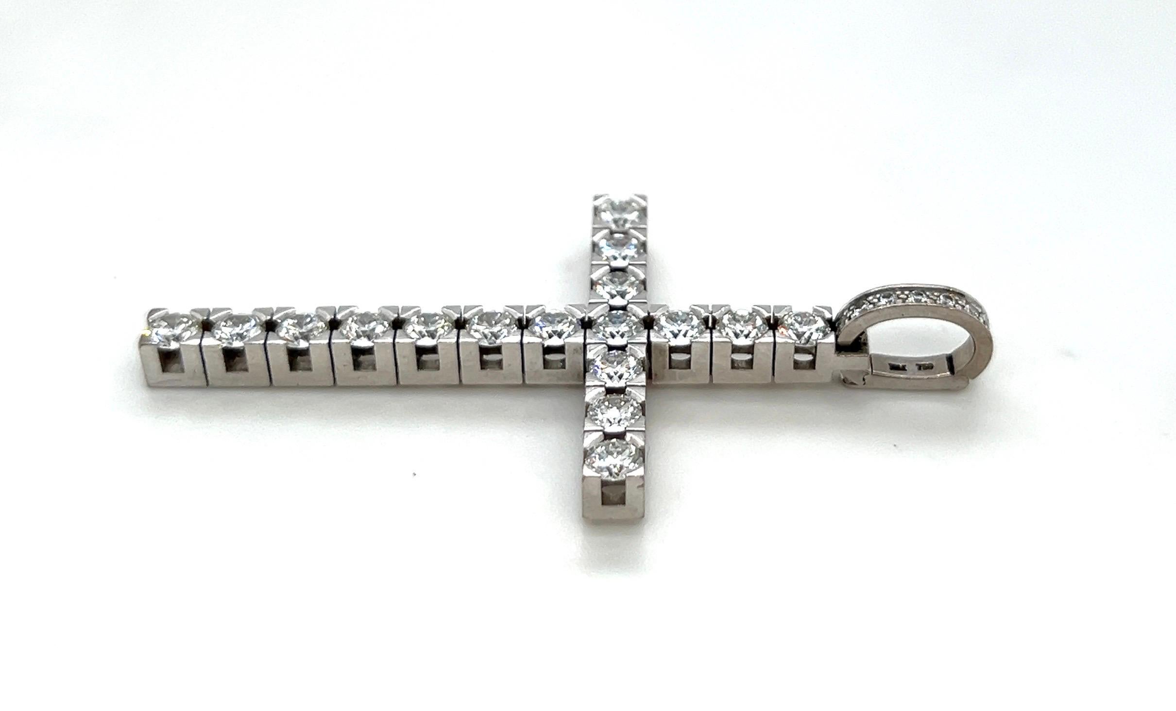 18 Karat White Gold and Diamond Cross Pendant with Chain by Meister In Good Condition For Sale In Zurich, CH