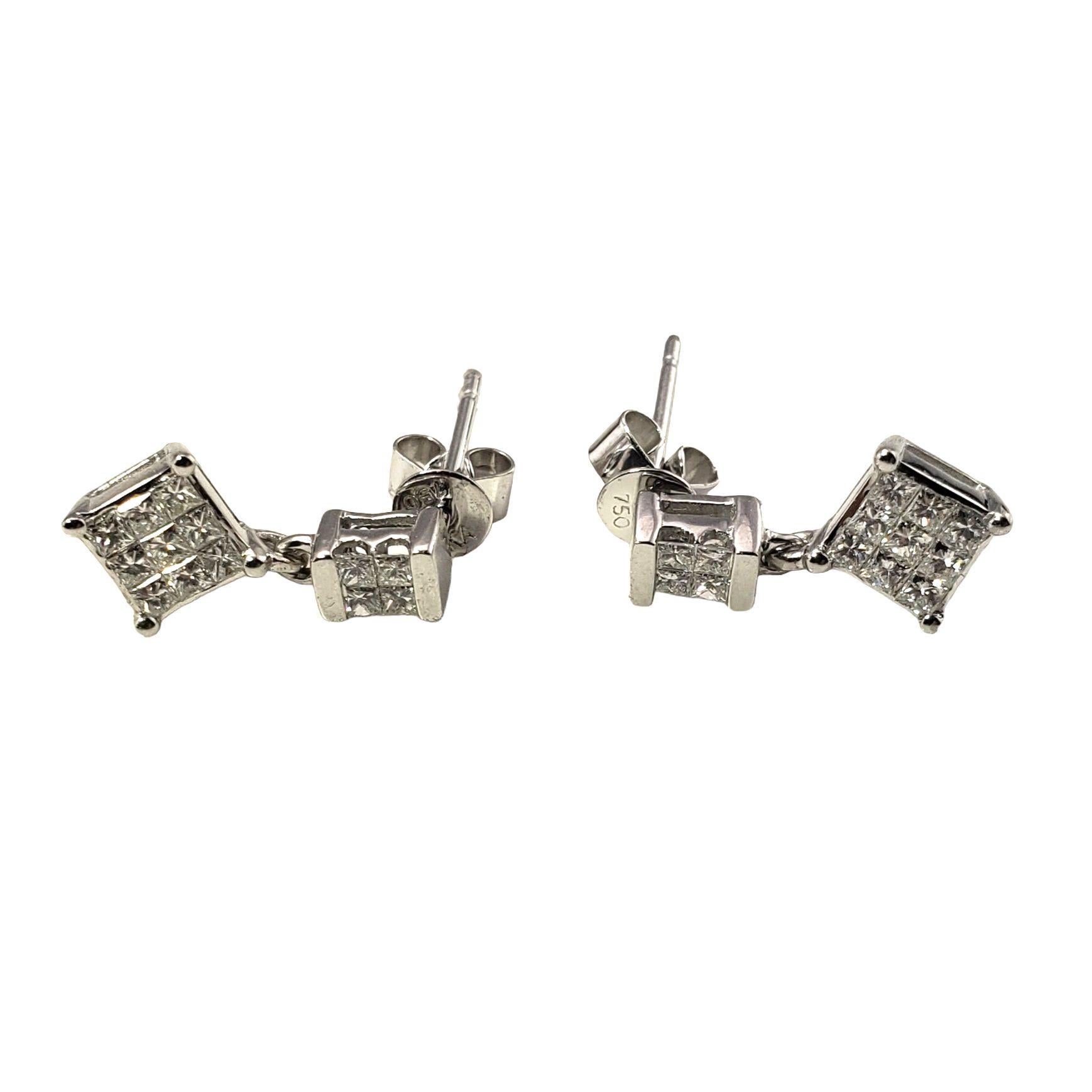 18 Karat White Gold and Diamond Dangle Earrings In Good Condition For Sale In Washington Depot, CT