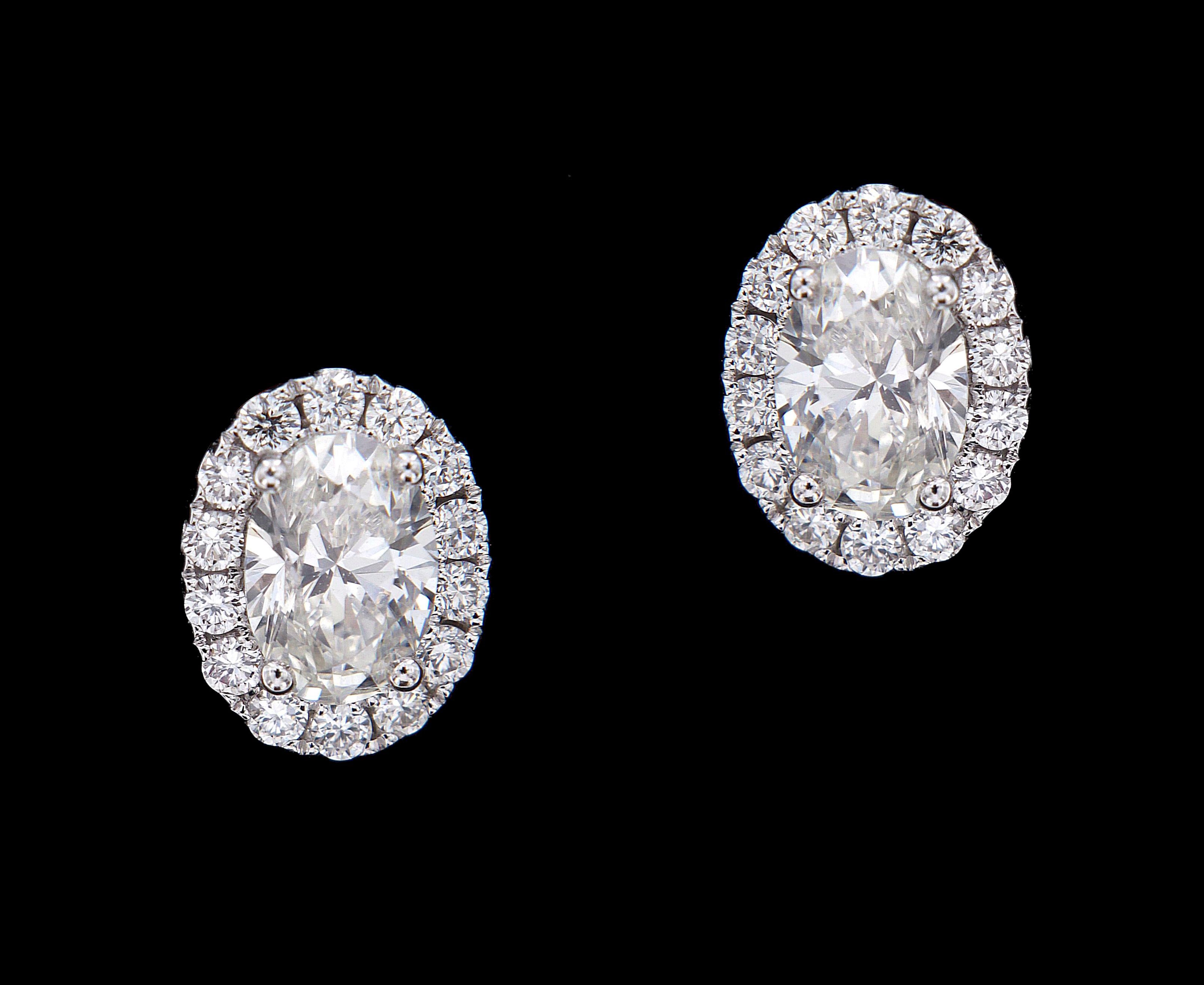 18 Karat White Gold and Diamond Earrings.

Diamonds of approximately 1.002 carats and mounted on 18 karats white gold earrings. The earrings weigh approximately 1.96 grams.

Please note: The charges specified do not include any shipment, VAT, DUTY,