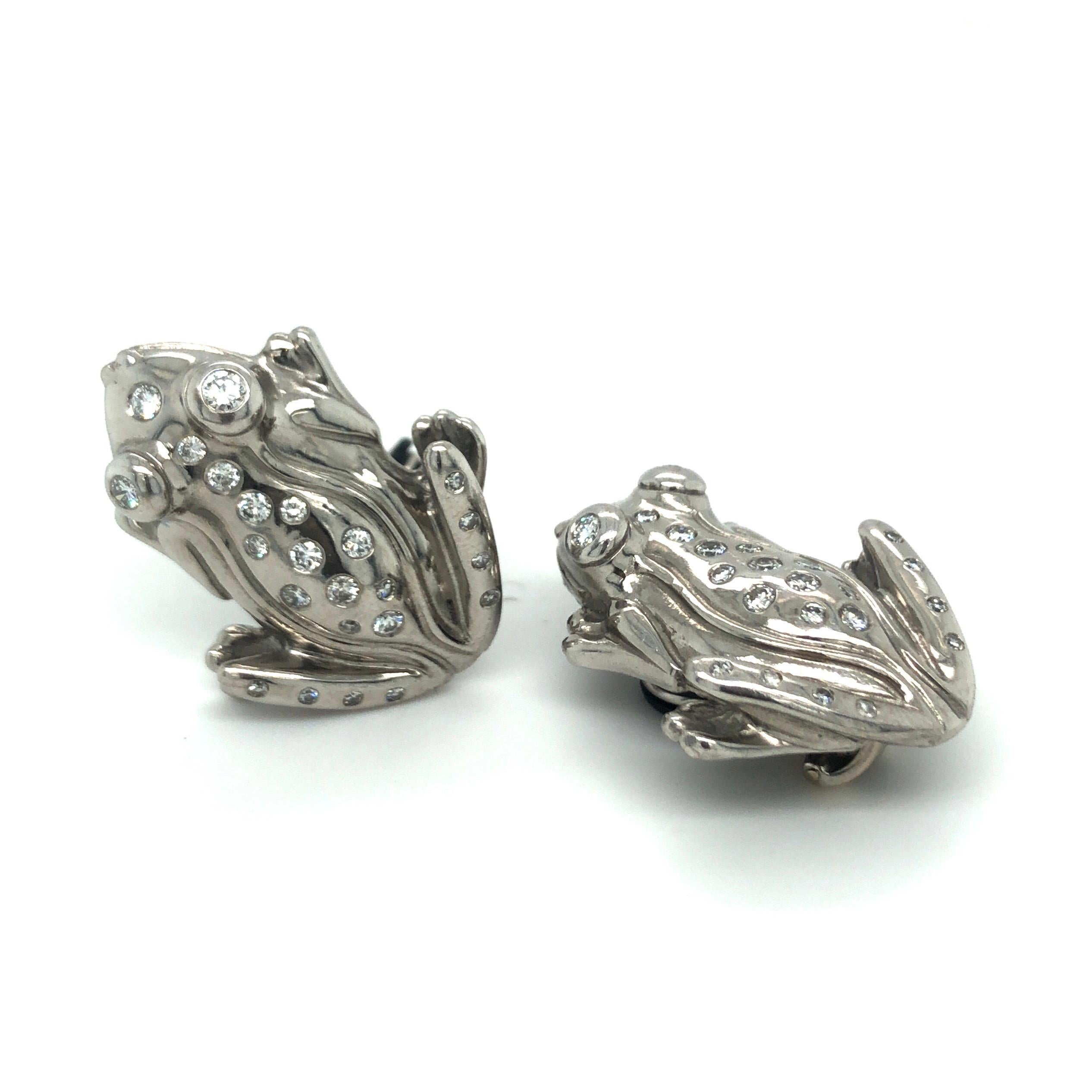 Absolutely eye-catching 18 karat white gold and diamond clip-on earrings depicting a pair of frogs.
These lovely earclips are entirely crafted in 18 karat white gold and set with 46 brilliant-cut diamonds of various sizes totalling circa 1.2