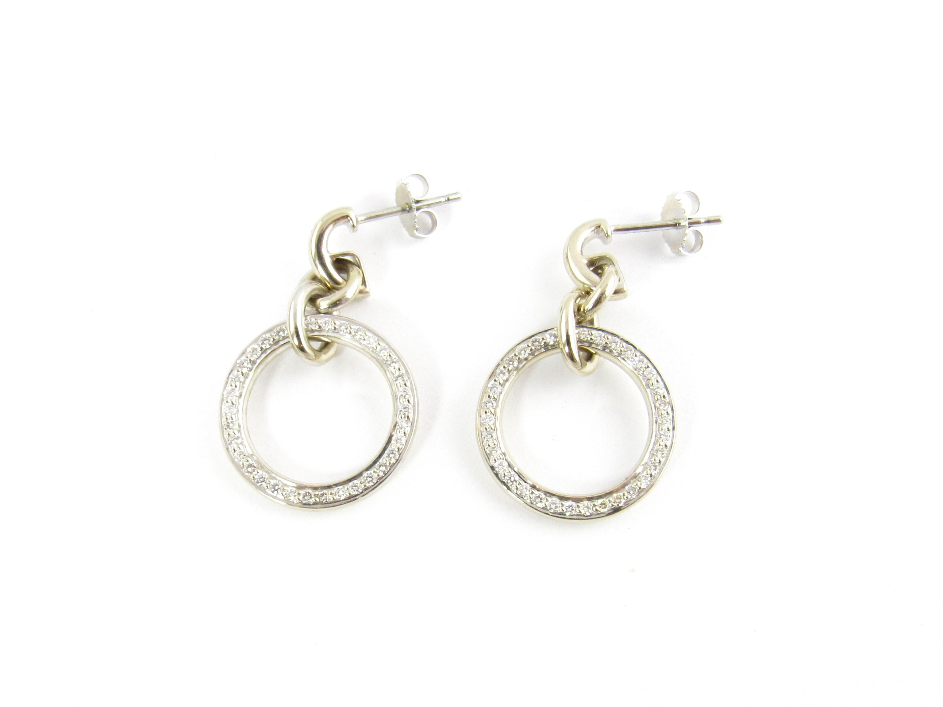 Boucles d'oreilles vintage en or blanc 18 carats et diamants

Ces étonnantes boucles d'oreilles pendantes sont ornées de 34 diamants ronds de taille brillante, sertis dans de l'or blanc 18 carats aux détails superbes. Fermetures à l'arrière. (Les