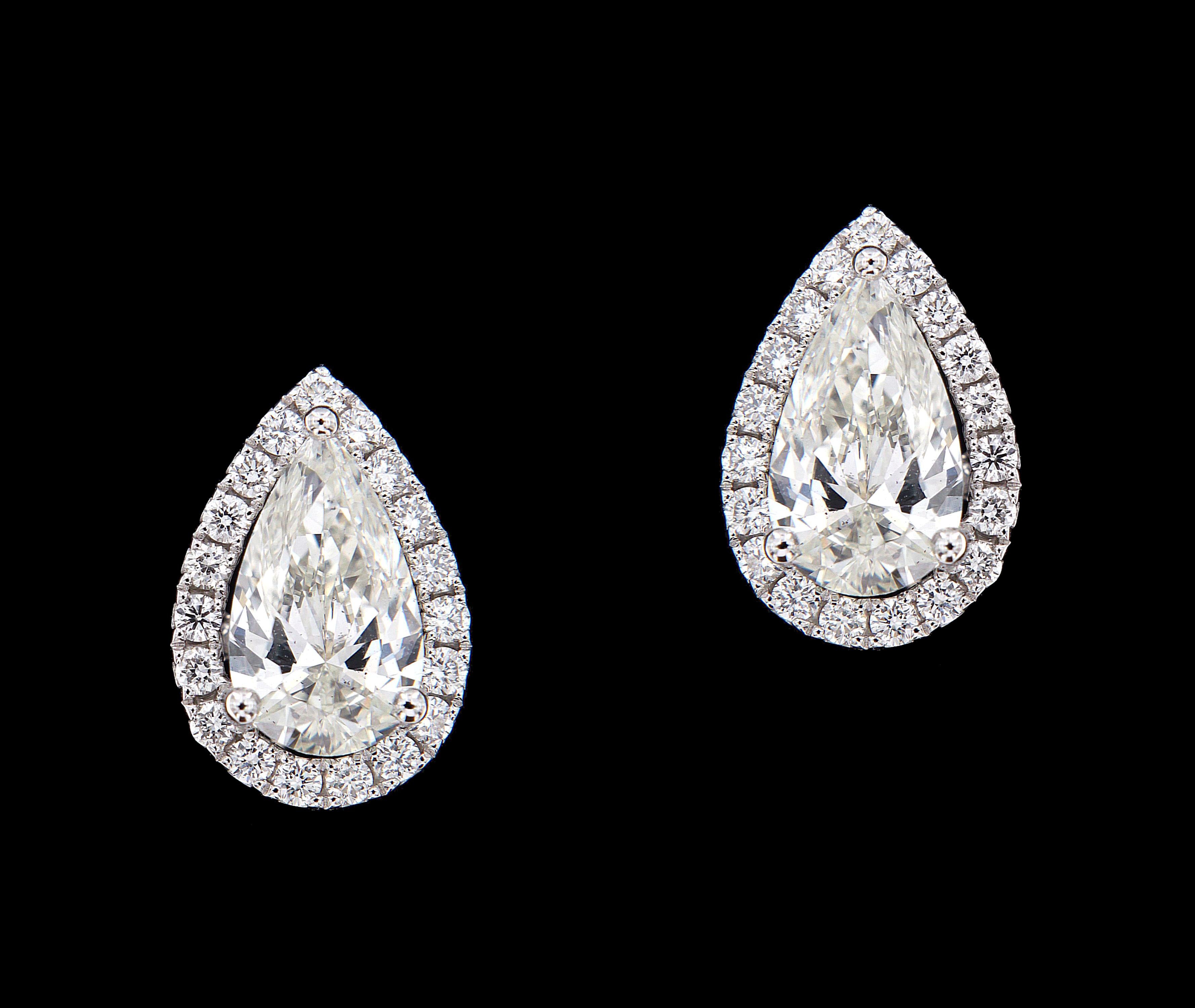 18 Karat White Gold and Diamond in Pear Shaped Earrings.

Diamonds of approximately 1.774 carats and mounted on 18 karats white gold earrings. The earrings weigh approximately 3.135 grams.

Please note: The charges specified do not include any