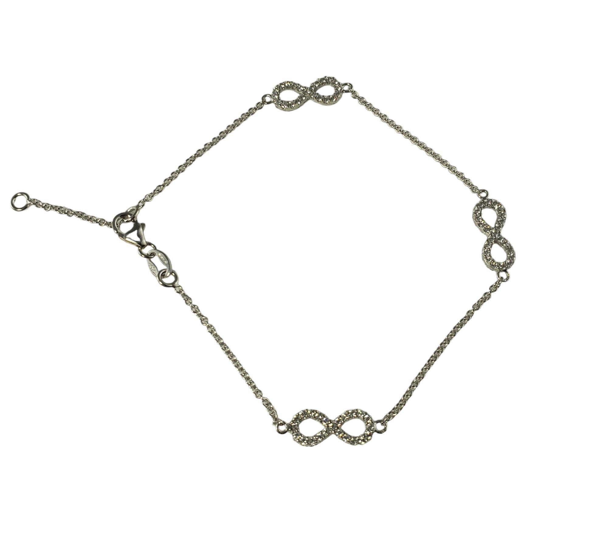 Taille ronde Bracelet infini en or blanc 18 carats et diamants en vente