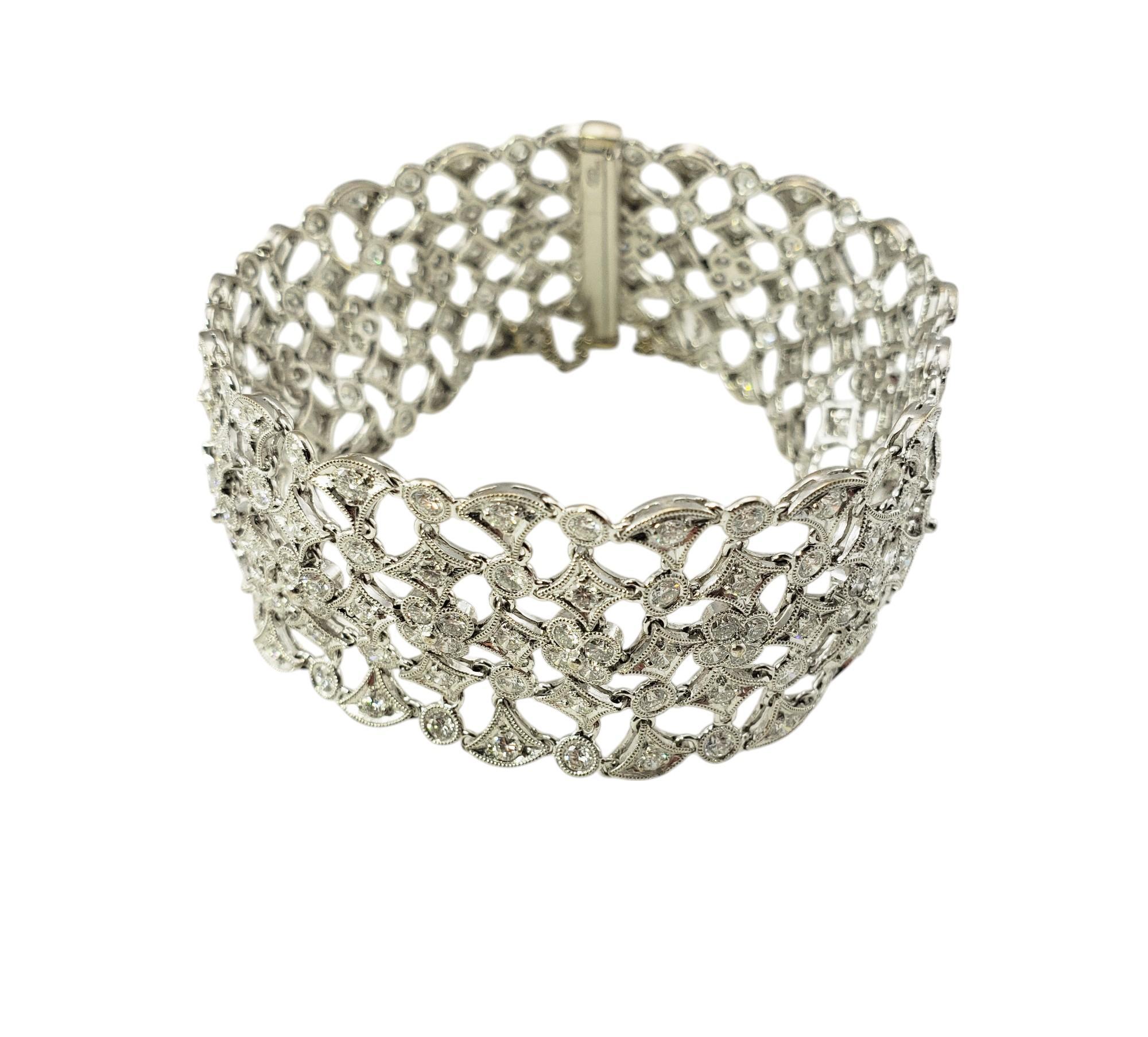 Bracciale a reticolo in oro bianco 18 carati e diamanti...

Questo spettacolare bracciale in oro bianco 18 carati presenta 221 diamanti rotondi taglio brillante incastonati in uno squisito design aperto.

Larghezza: 24 mm.

Peso totale