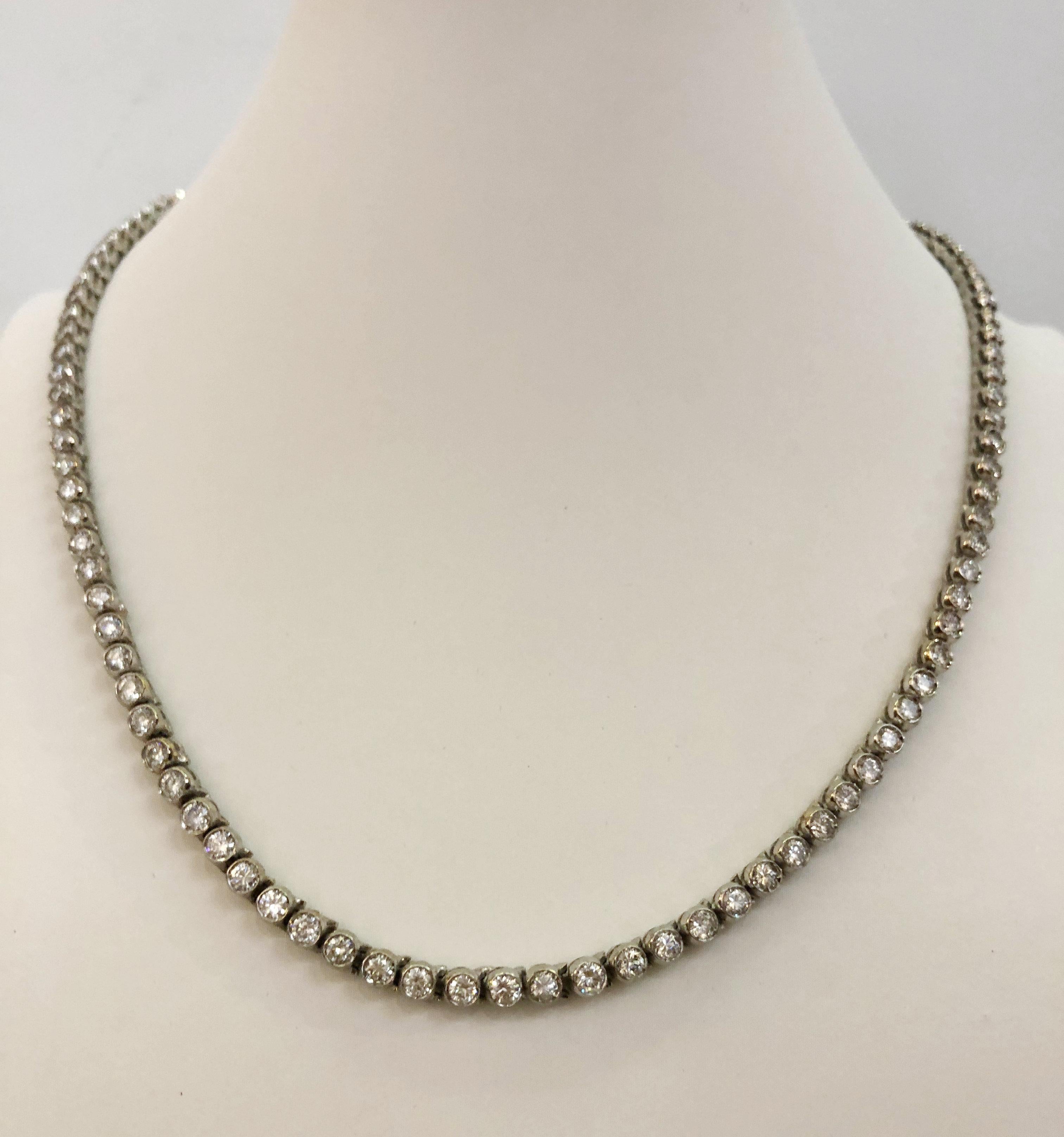 Collana vintage in oro bianco 18 carati in stile Tennis con diamanti brillanti per un totale di 6,5 carati /  Italia 1980-1990
Lunghezza 42 cm