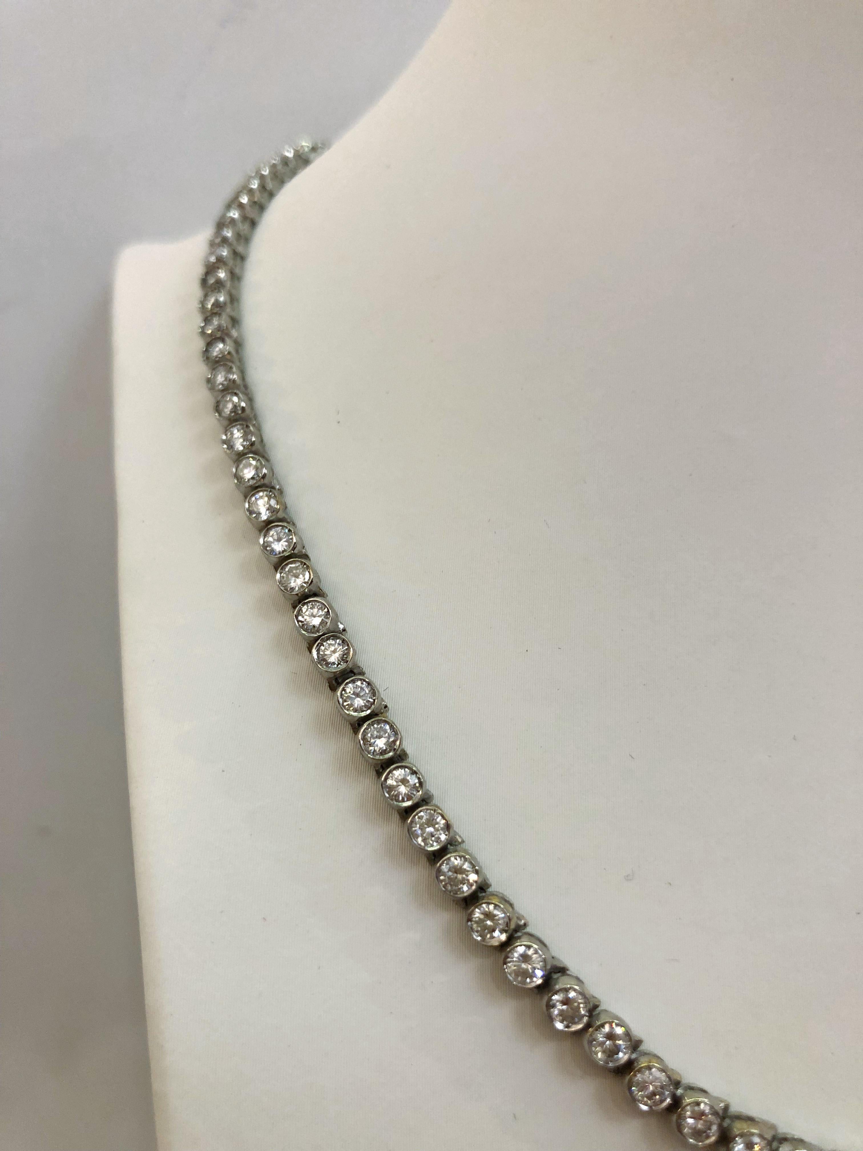 18 Karat White Gold and Diamond Necklace In Good Condition For Sale In Palm Springs, CA