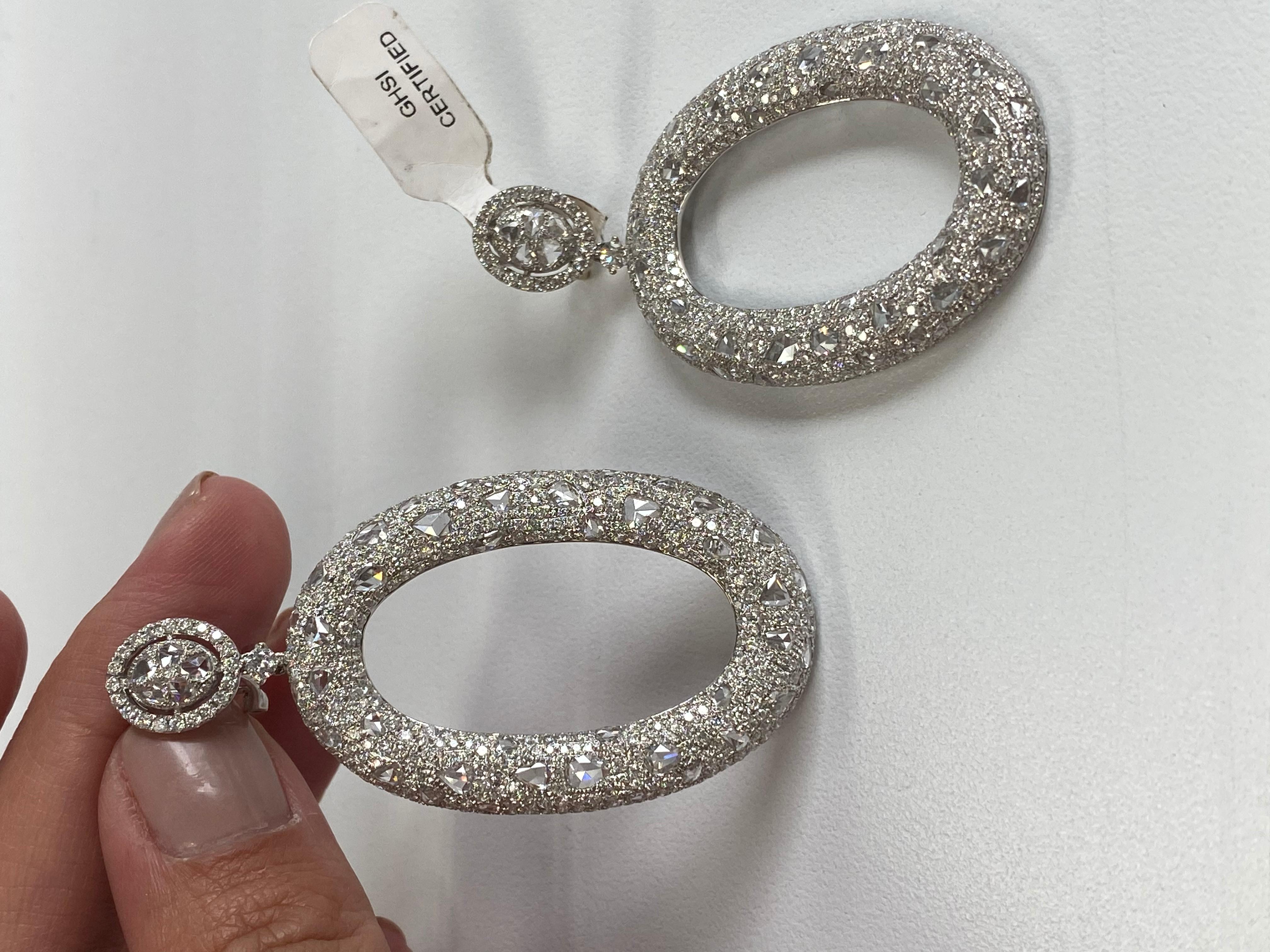 Boucles d'oreilles pendantes ovales en or blanc 18 carats et diamants en vente 1