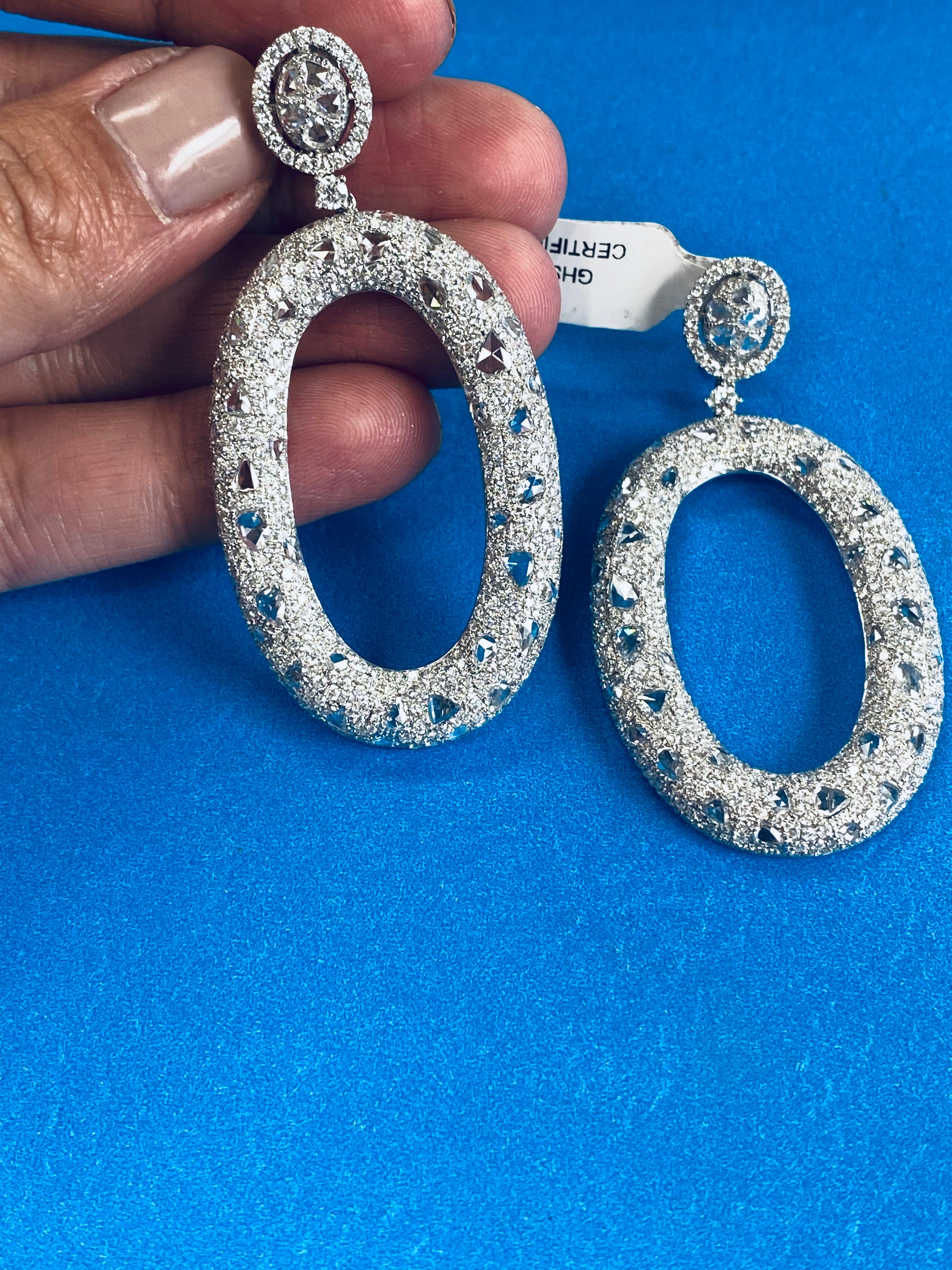 Boucles d'oreilles pendantes ovales en or blanc 18 carats et diamants en vente 2