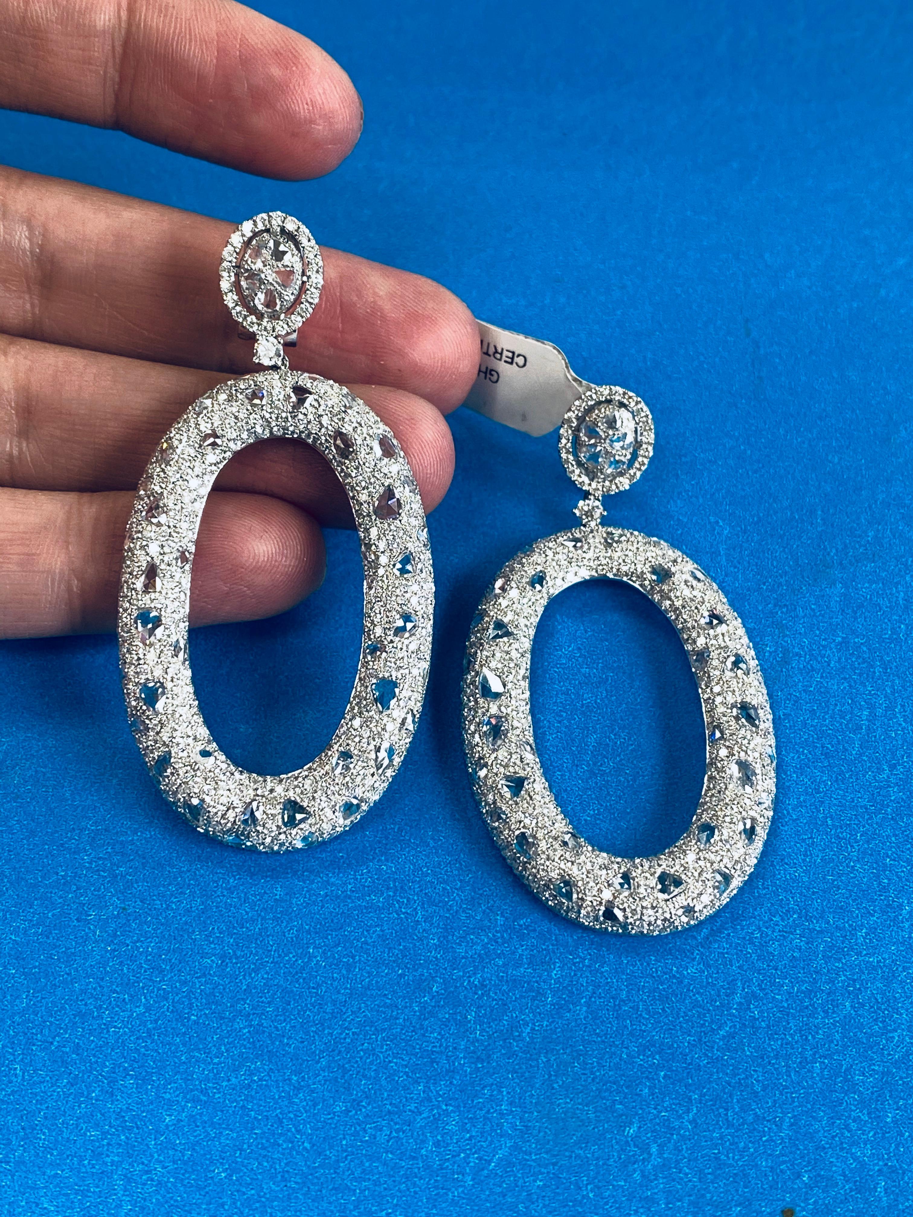 Boucles d'oreilles pendantes ovales en or blanc 18 carats et diamants en vente 3