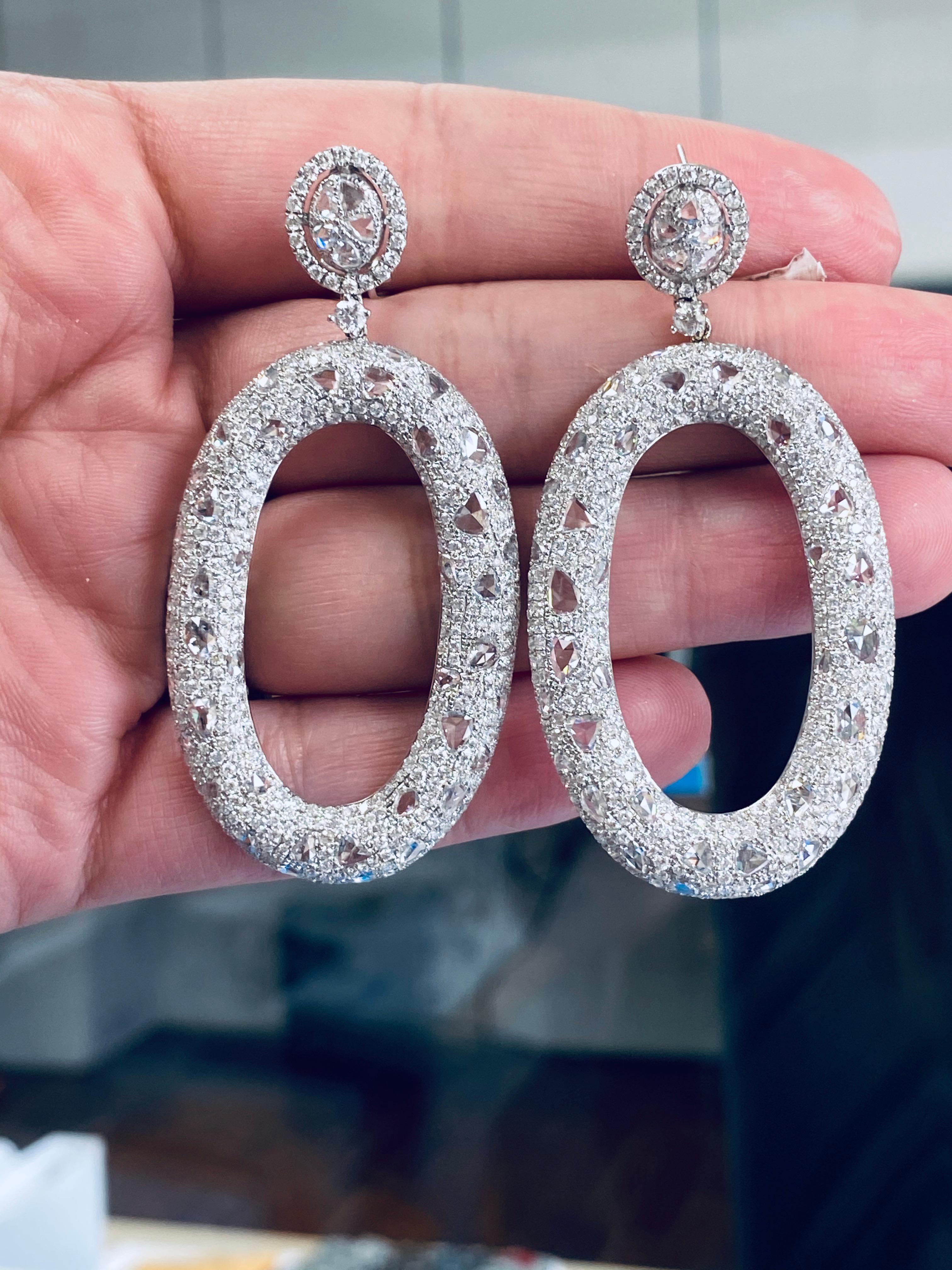 Boucles d'oreilles pendantes ovales en or blanc 18 carats et diamants en vente 4