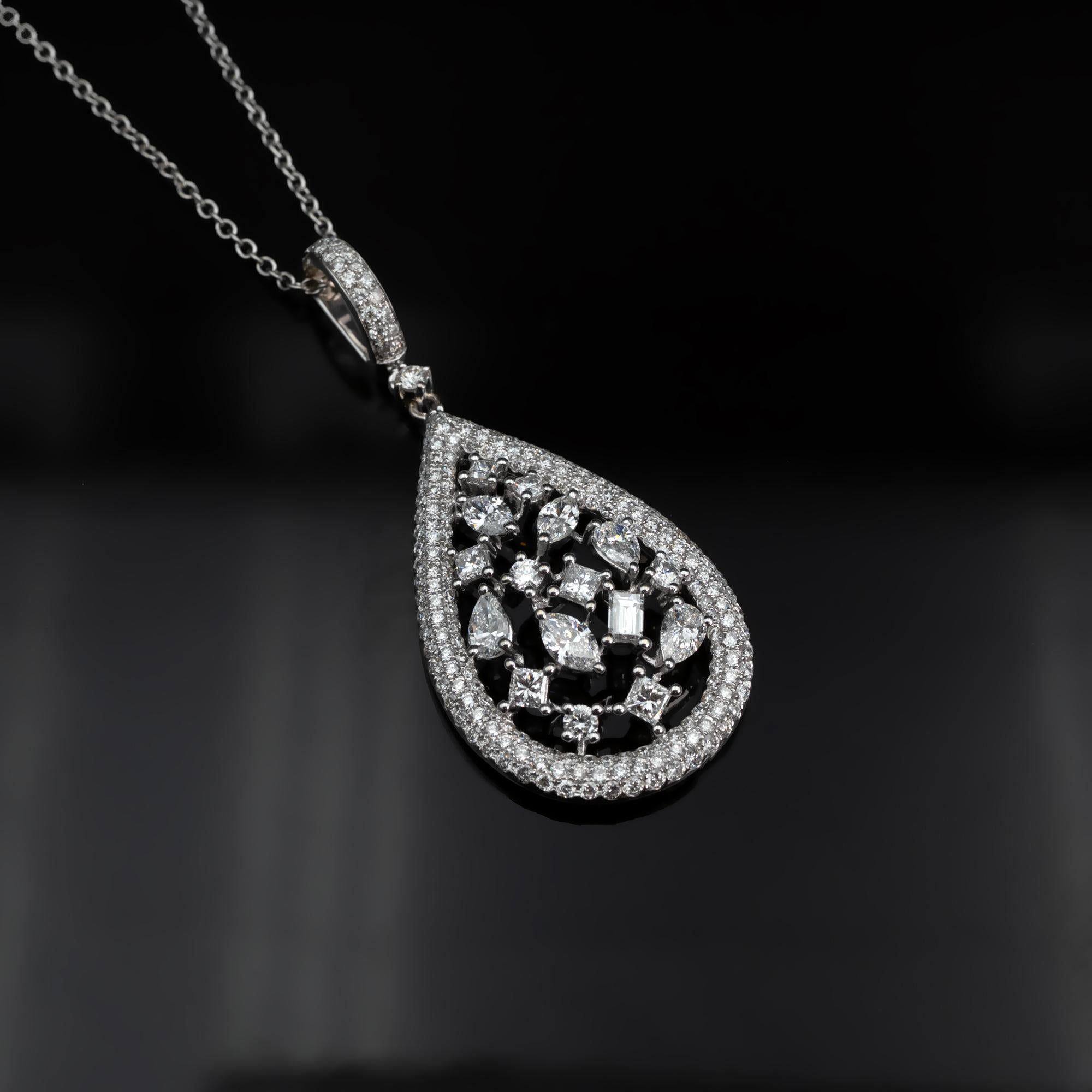 Hübsches Collier mit Anhänger in Birnenform, bestehend aus einem dicht mit Pavé besetzten Rahmen, in dessen Mitte sechzehn größere Diamanten gefasst sind (rund, marquise, baguette, princess und birnenförmig). 
Das Gesamtgewicht des Diamanten beträgt