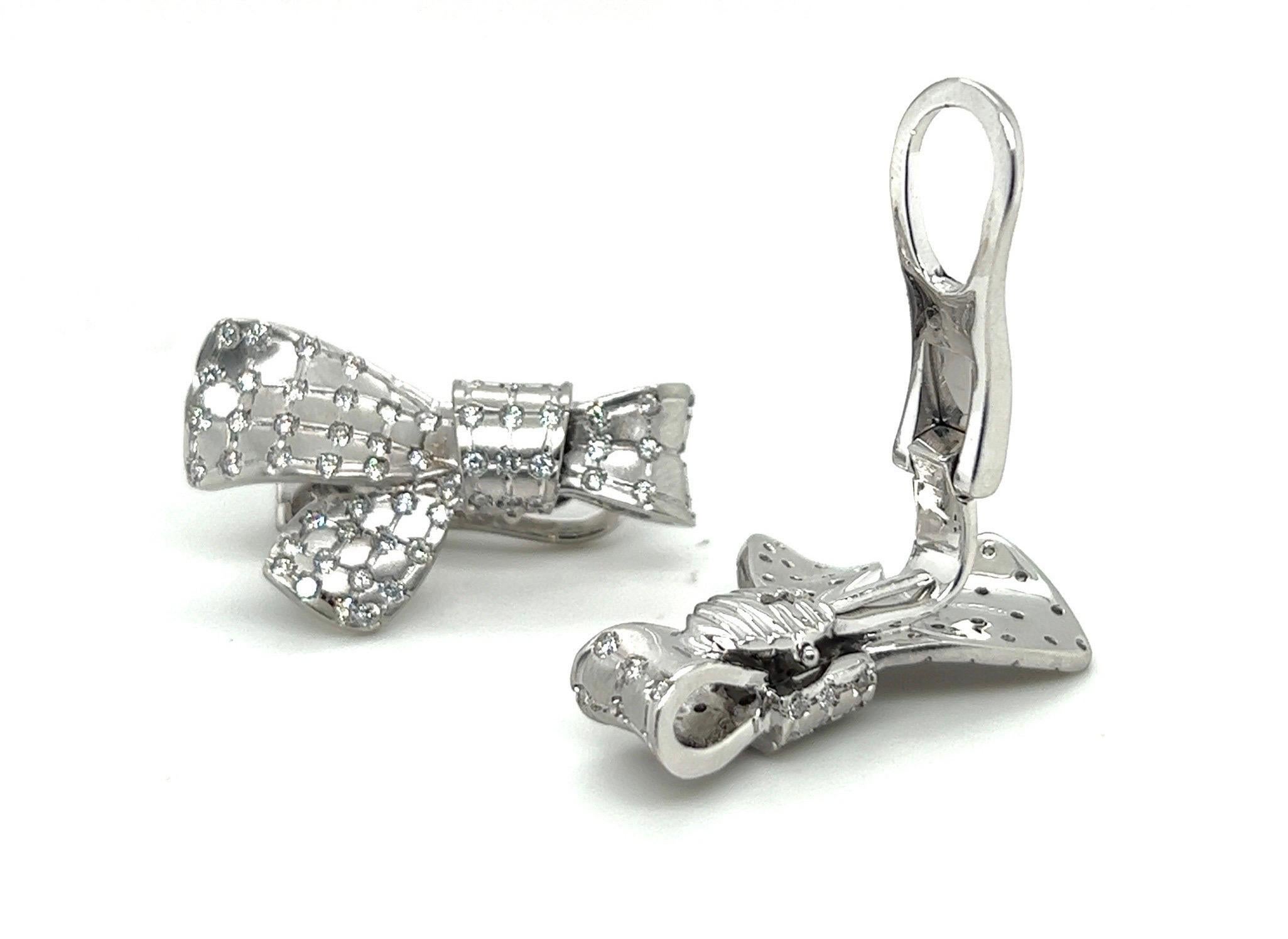 18 Karat White Gold and Diamond Ribbon Bow Earclips In Good Condition For Sale In Zurich, CH