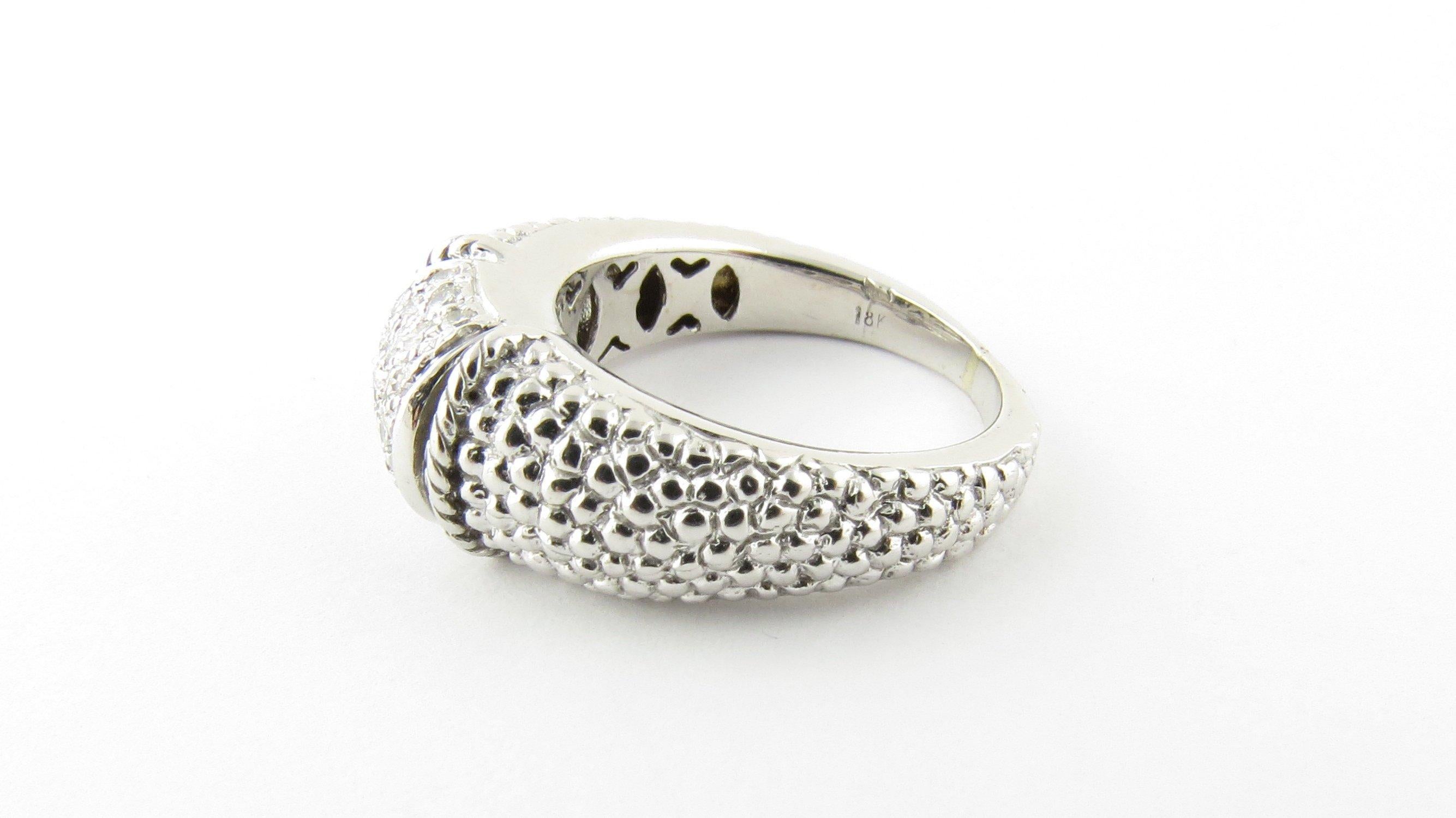 Taglio rotondo Anello in oro bianco 18 carati e diamanti in vendita