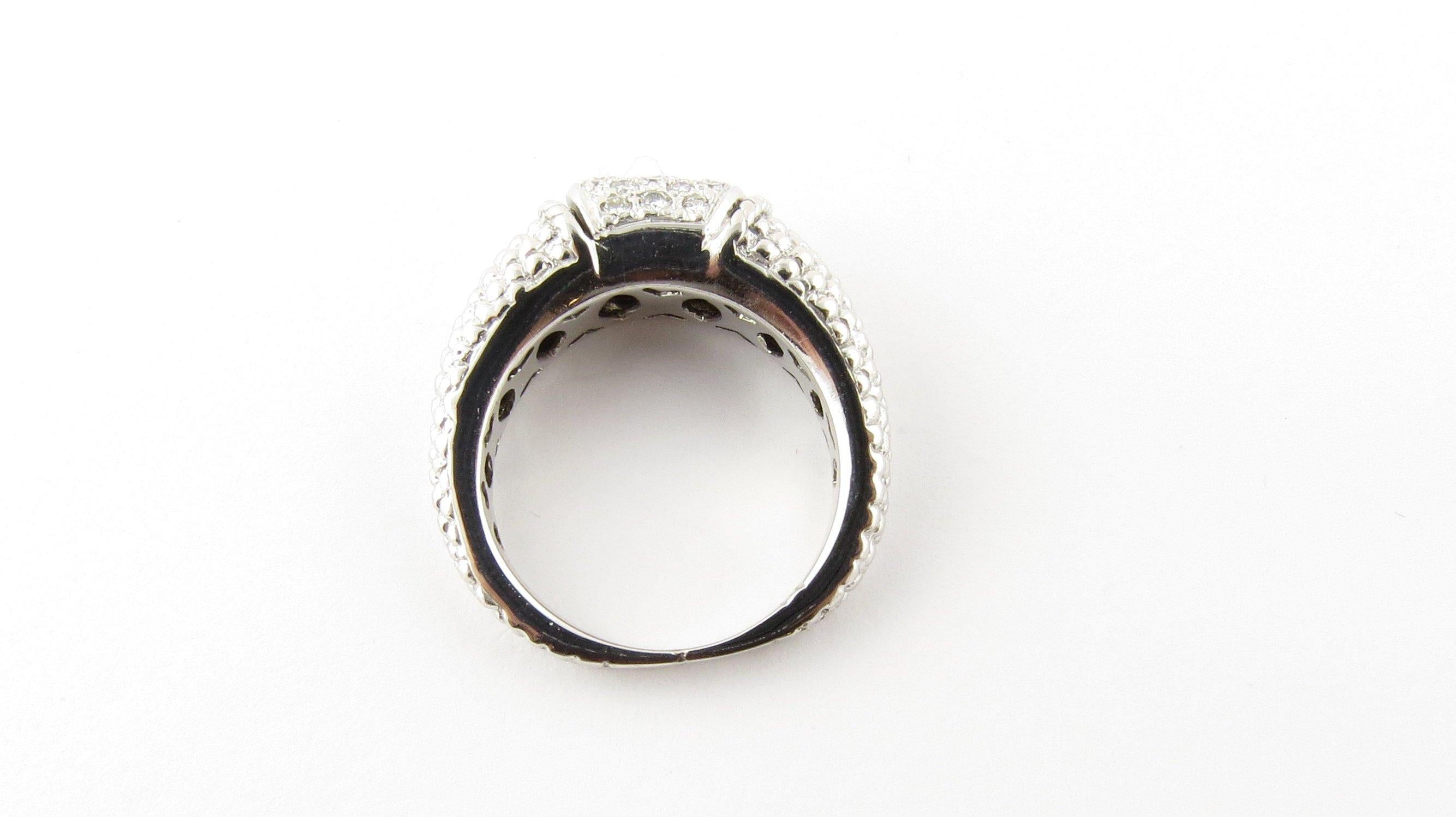 18 Karat White Gold and Diamond Ring In Good Condition For Sale In Washington Depot, CT