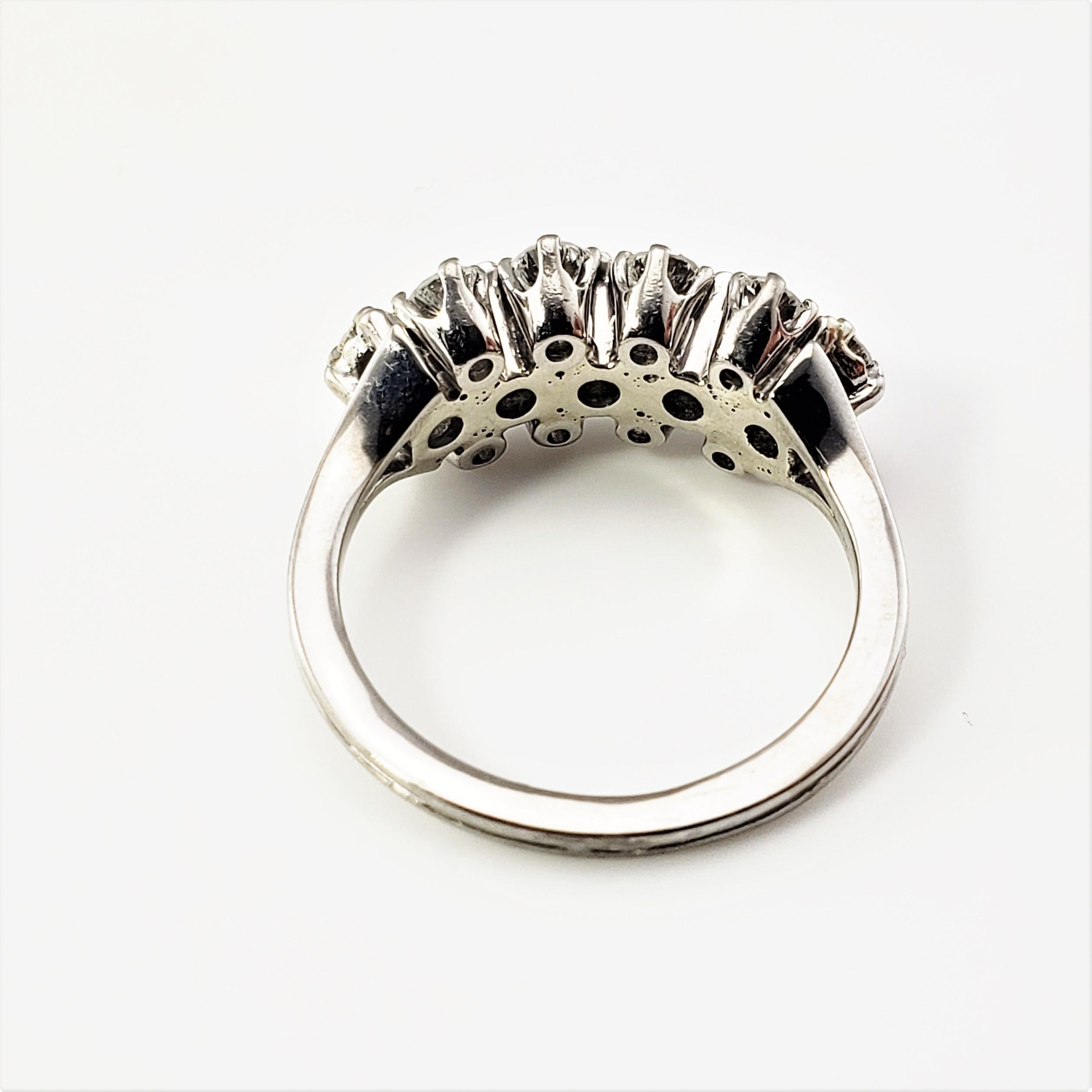 18 Karat White Gold and Diamond Ring In Good Condition For Sale In Washington Depot, CT