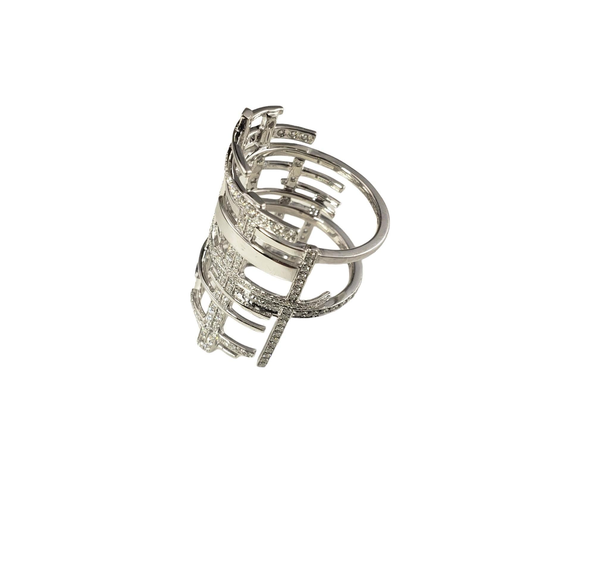 Bague vintage en or blanc 18K et diamants Taille 8.25-

Cette magnifique bague comporte 174 diamants ronds de taille brillante sertis dans de l'or blanc 18 carats magnifiquement détaillé.  Largeur : 1.25 pouces.  
Queue : 11 mm.

Poids total