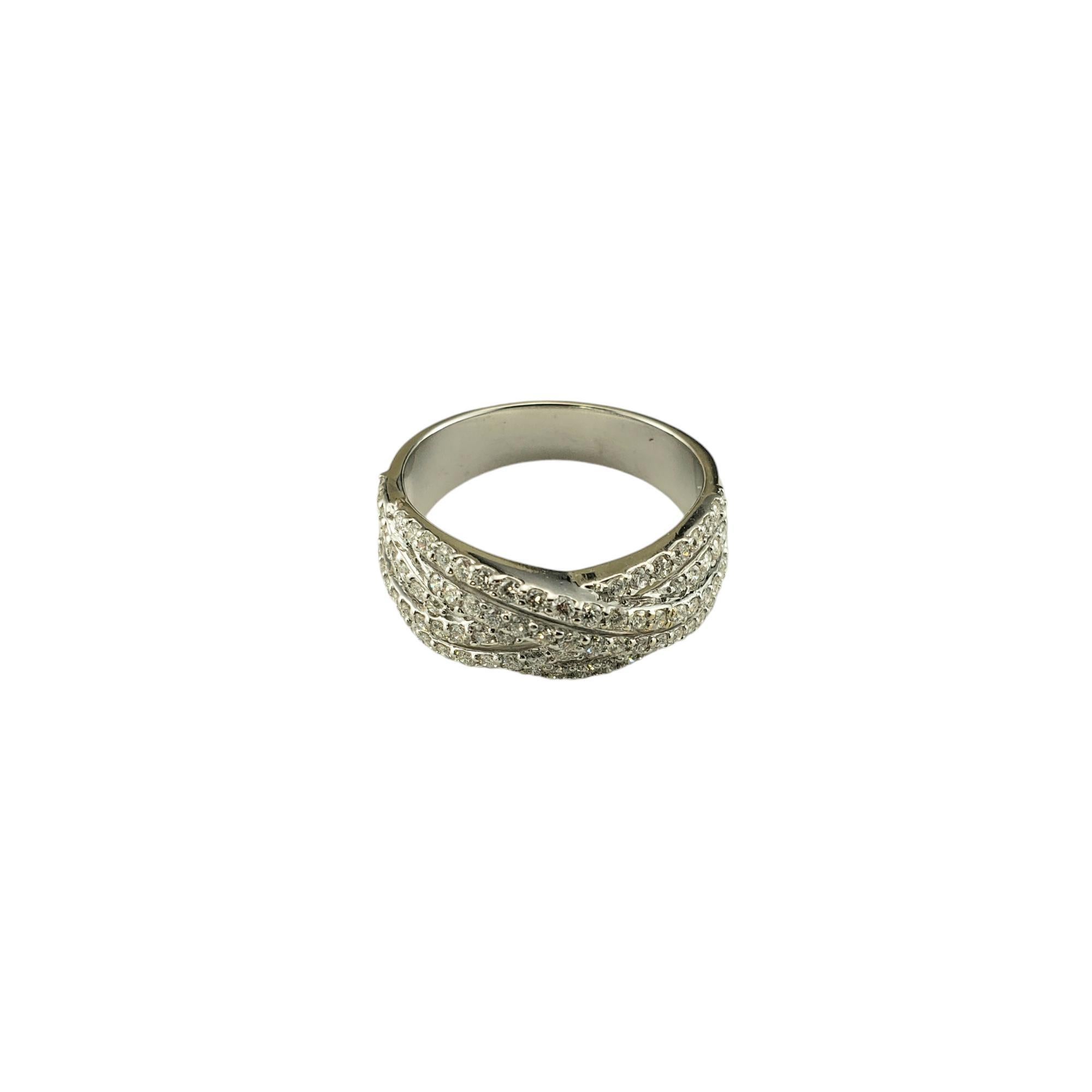 Anello in oro bianco 18 carati e diamanti misura 8,5 certificato JAGi-

Questo scintillante anello incrociato presenta 95 diamanti rotondi taglio brillante incastonati nel classico oro bianco 18 carati.  Larghezza: 8,4 mm.

Peso totale