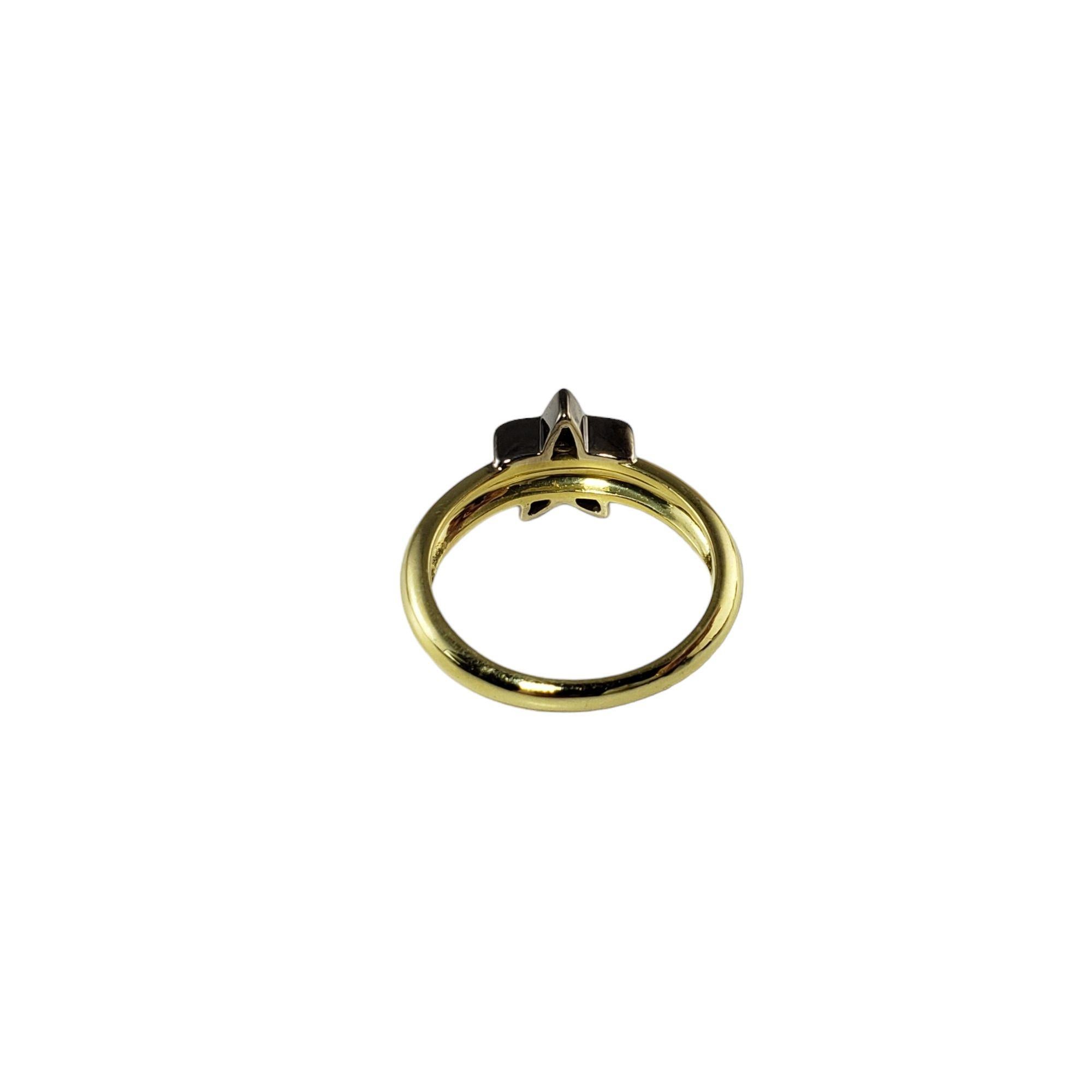 Vintage 18 Karat Weißgold und Diamant Stern Ring Größe 6,5

Dieser funkelnde Sternring ist mit sechs runden Diamanten im Brillantschliff besetzt und in klassisches 14-karätiges Gelbgold gefasst. Breite: 9 mm. Schaft: 3 mm.

Ungefähres Gesamtgewicht
