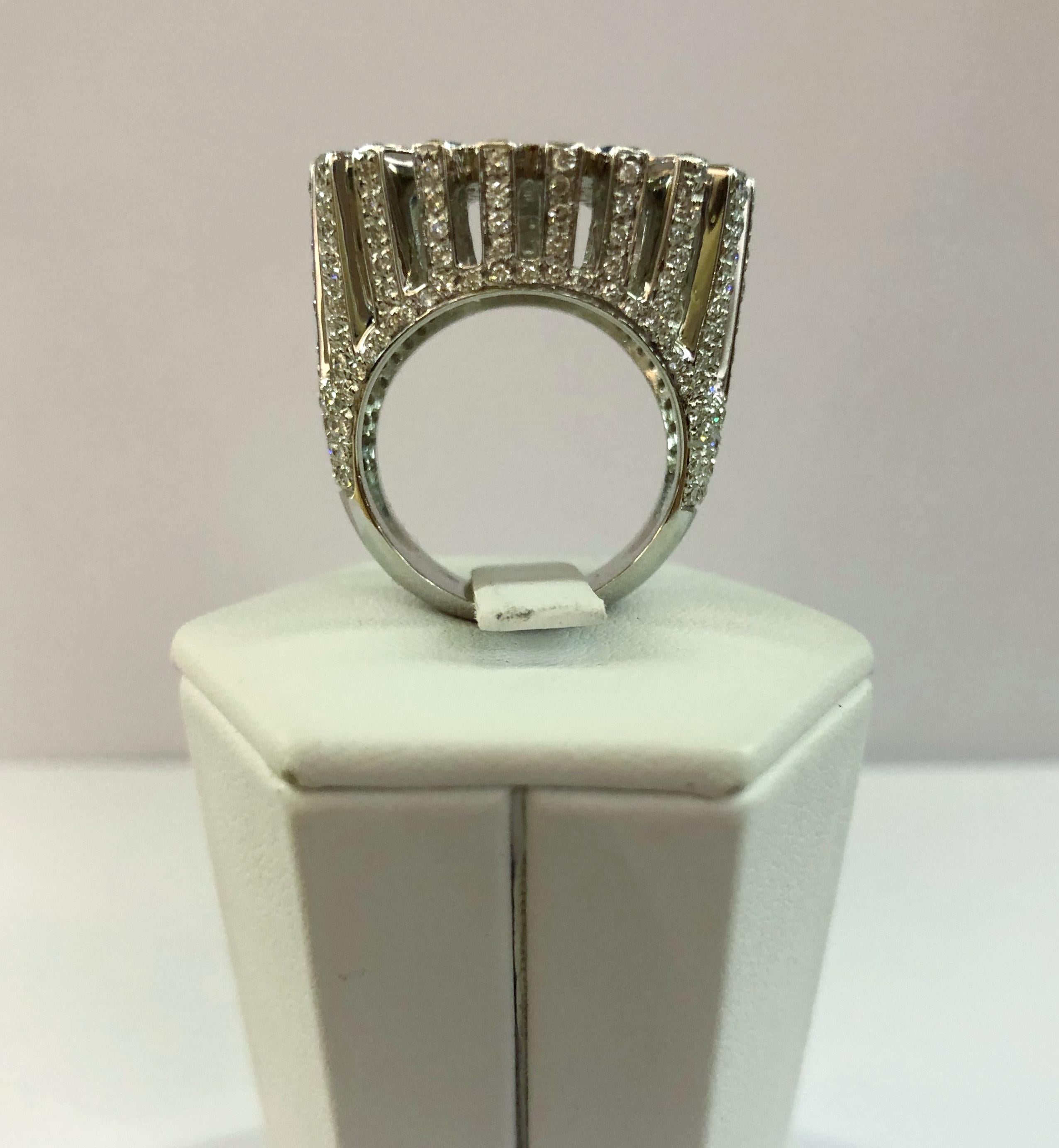 Taille brillant Bague Sunburst en or blanc 18 carats et diamants en vente