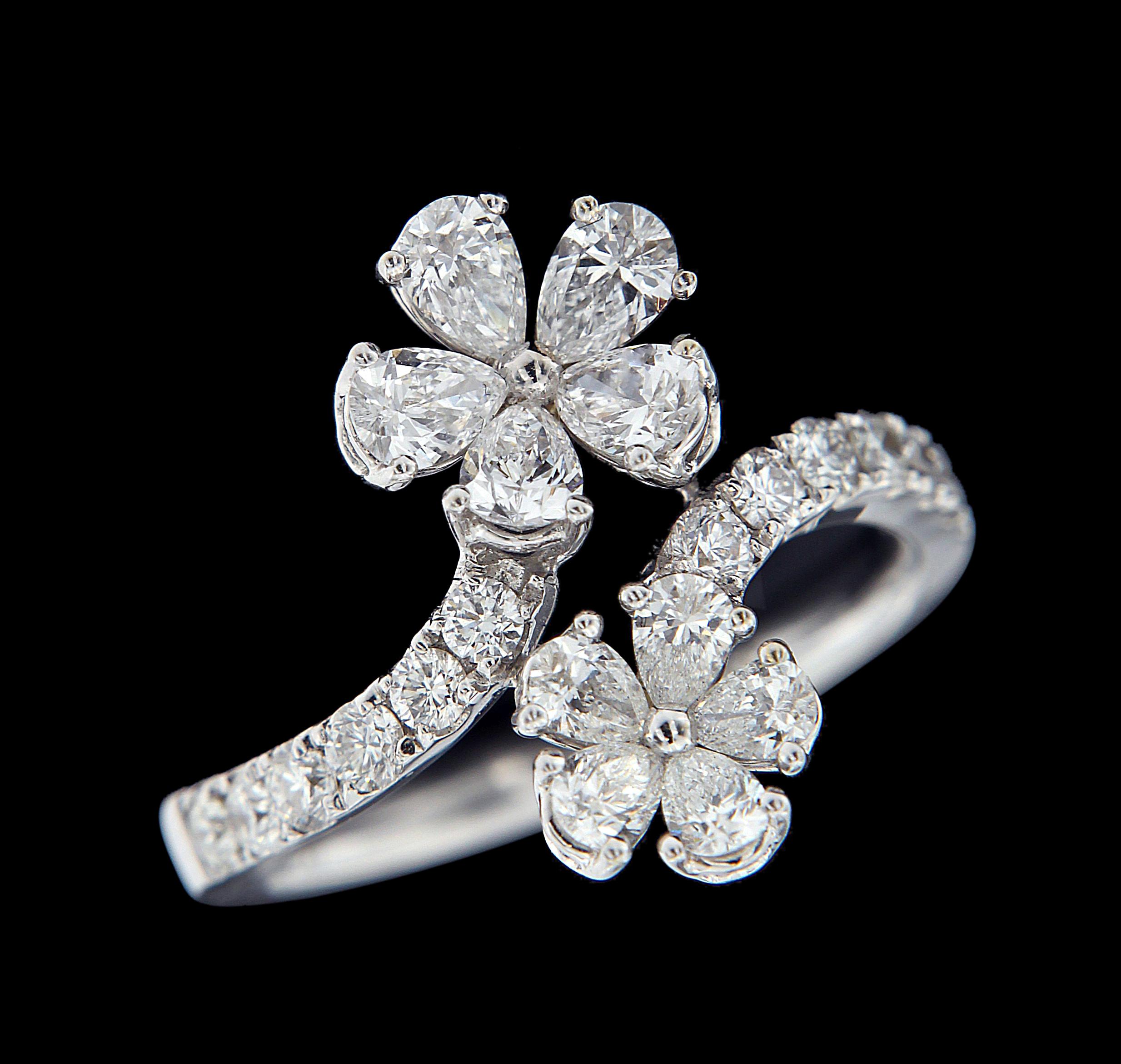 18 Karat Weißgold und Diamant-Zwillingsblumenring im Zustand „Neu“ im Angebot in Hong Kong, HK
