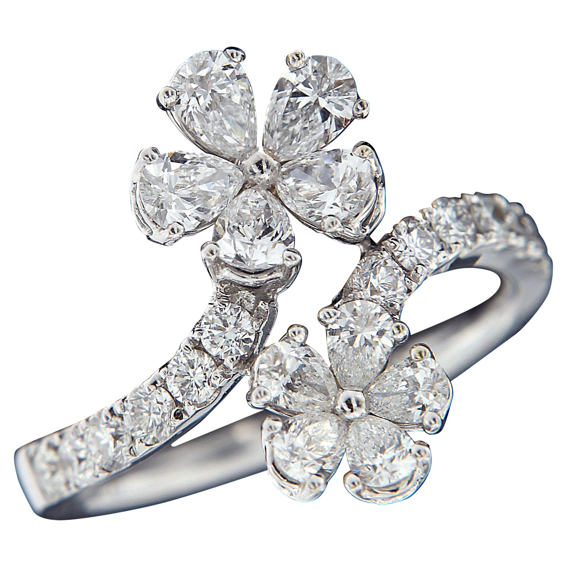 18 Karat Weißgold und Diamant-Zwillingsblumenring im Angebot