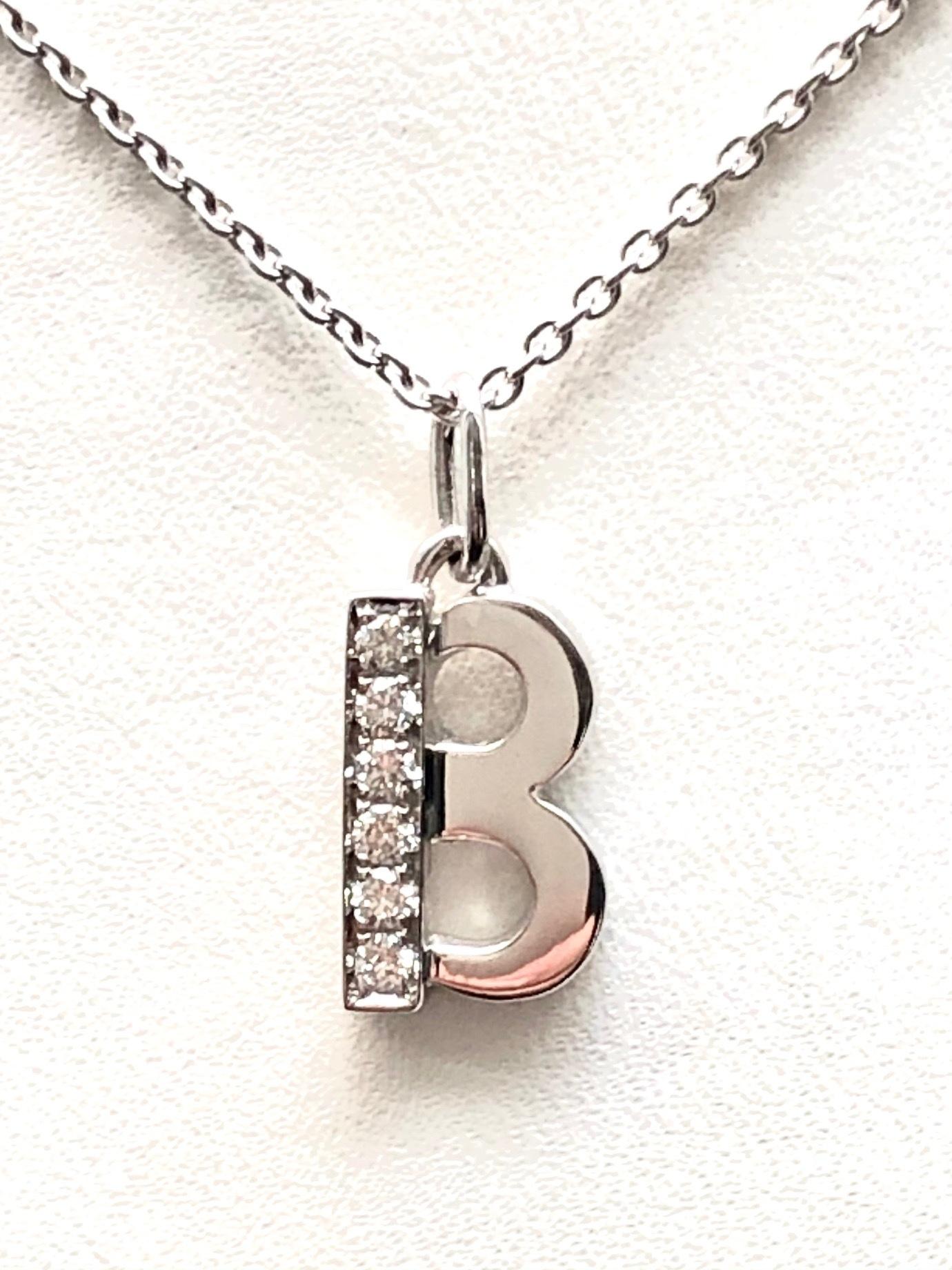 b pendant necklace