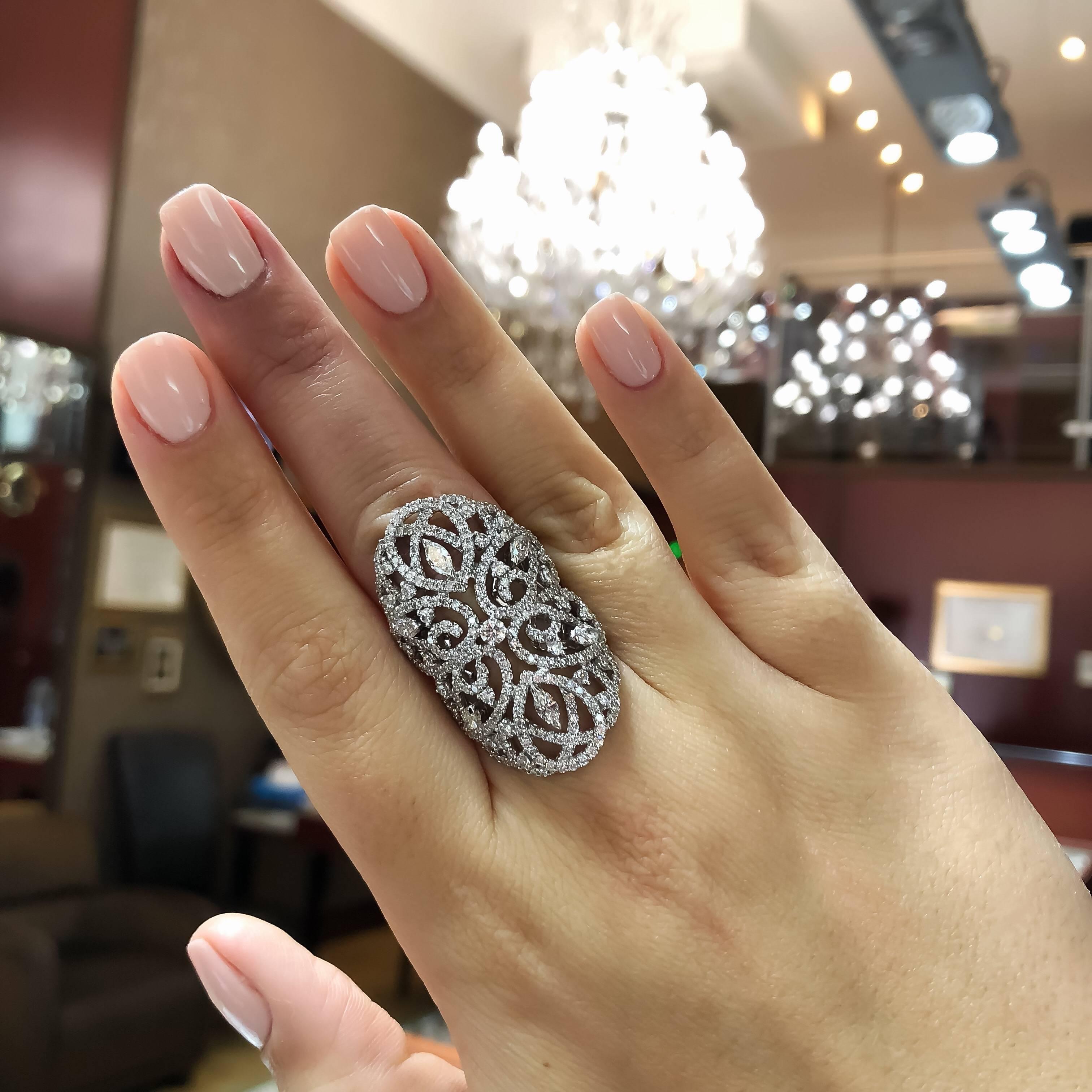 18 Karat White Gold and Diamonds Lace Statement Ring In New Condition For Sale In Antwerpen, BE