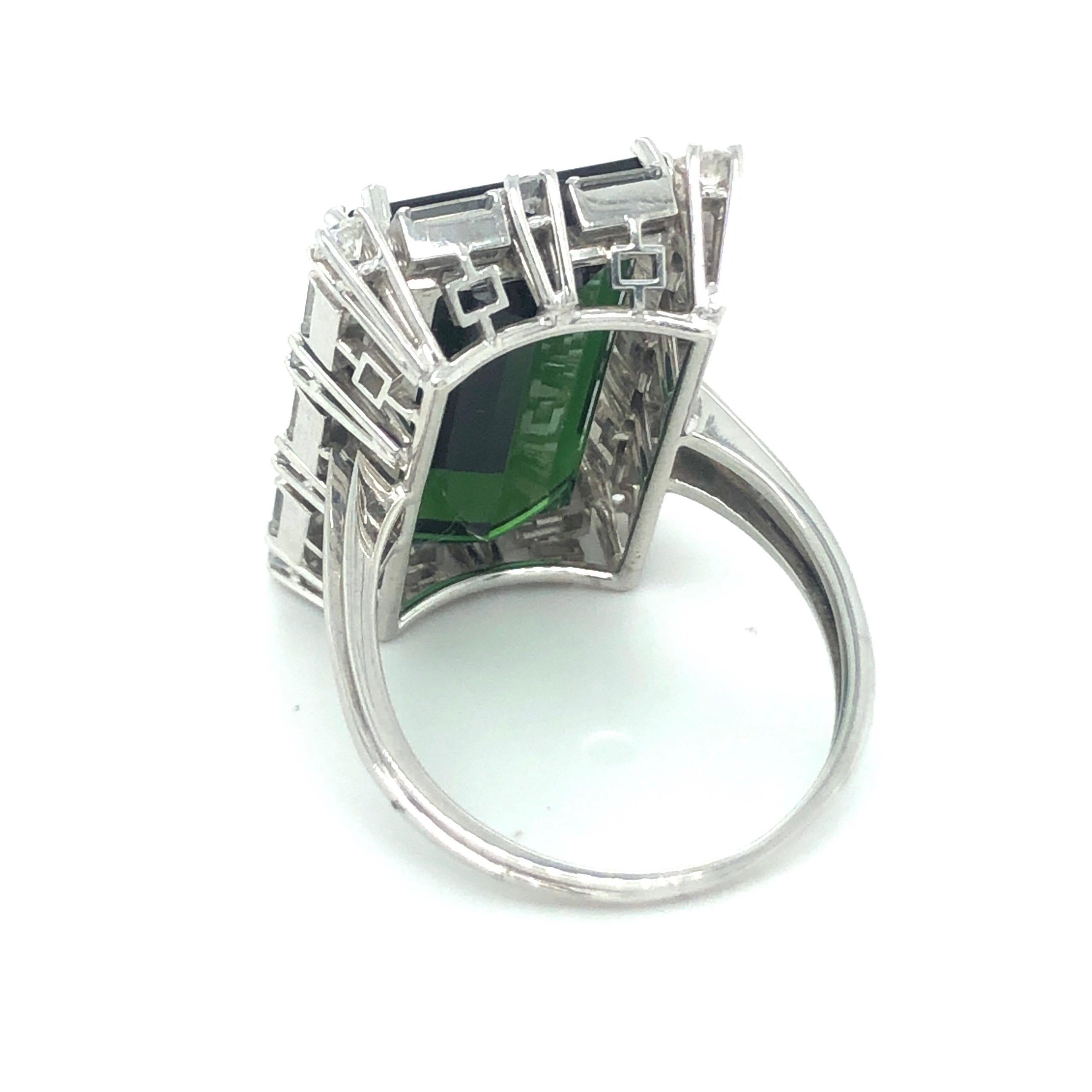 Modern 18 Karat White Gold and Green Tourmaline Diamond Dress/Cocktail Ring For Sale