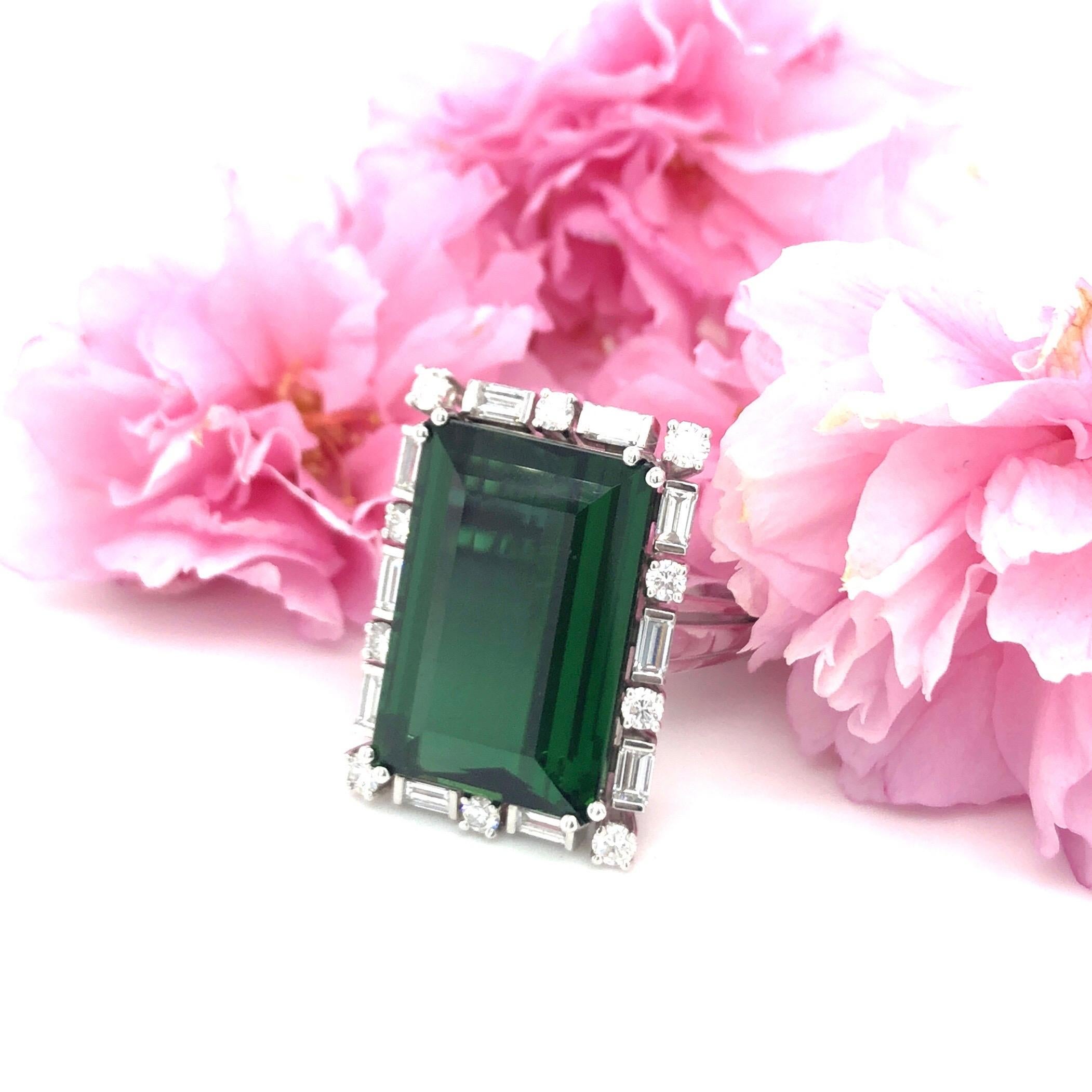18 Karat White Gold and Green Tourmaline Diamond Dress/Cocktail Ring In Good Condition For Sale In Zurich, CH