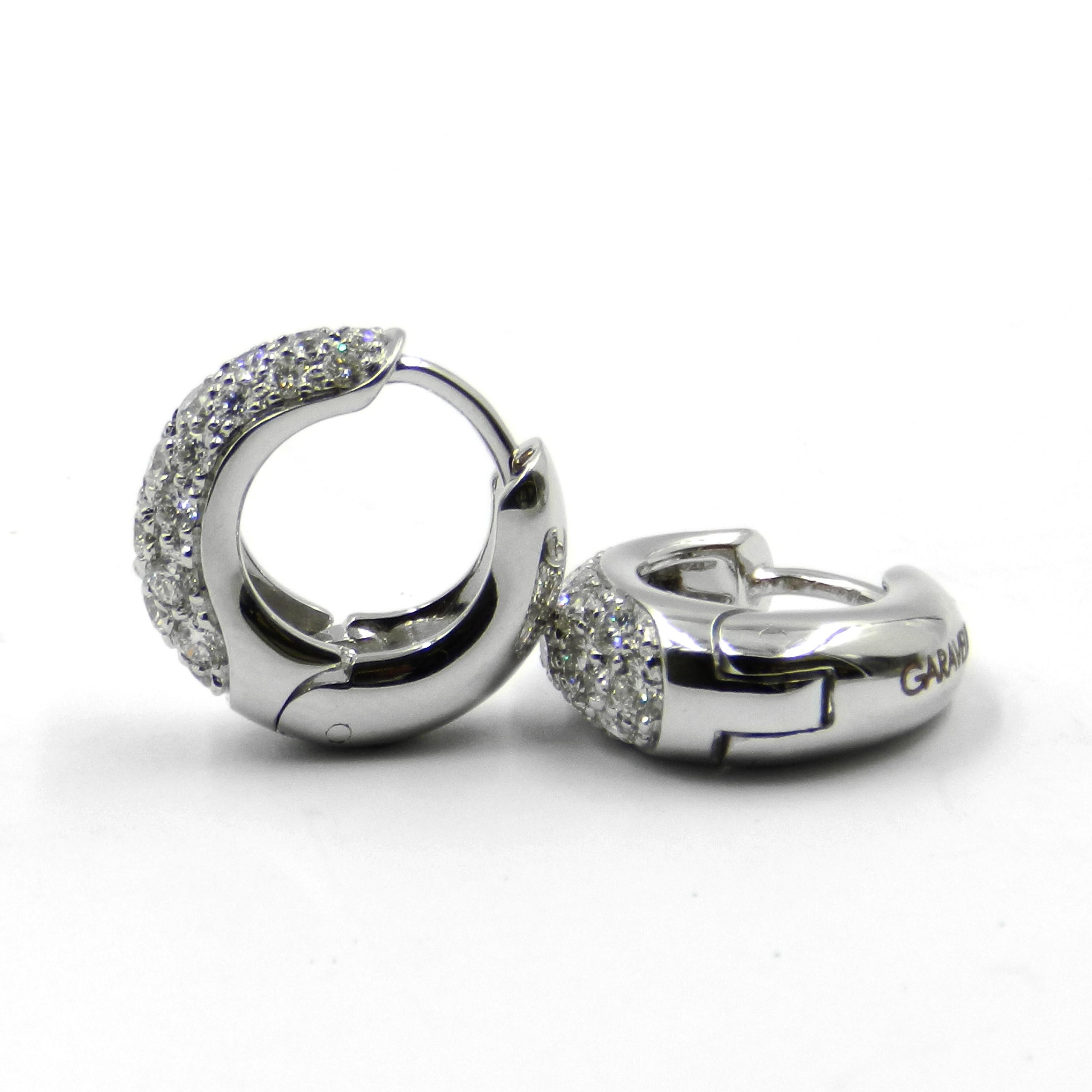 18 Karat White Gold and Pavè Diamond Garavelli Huggie Earrings In New Condition For Sale In Valenza, IT