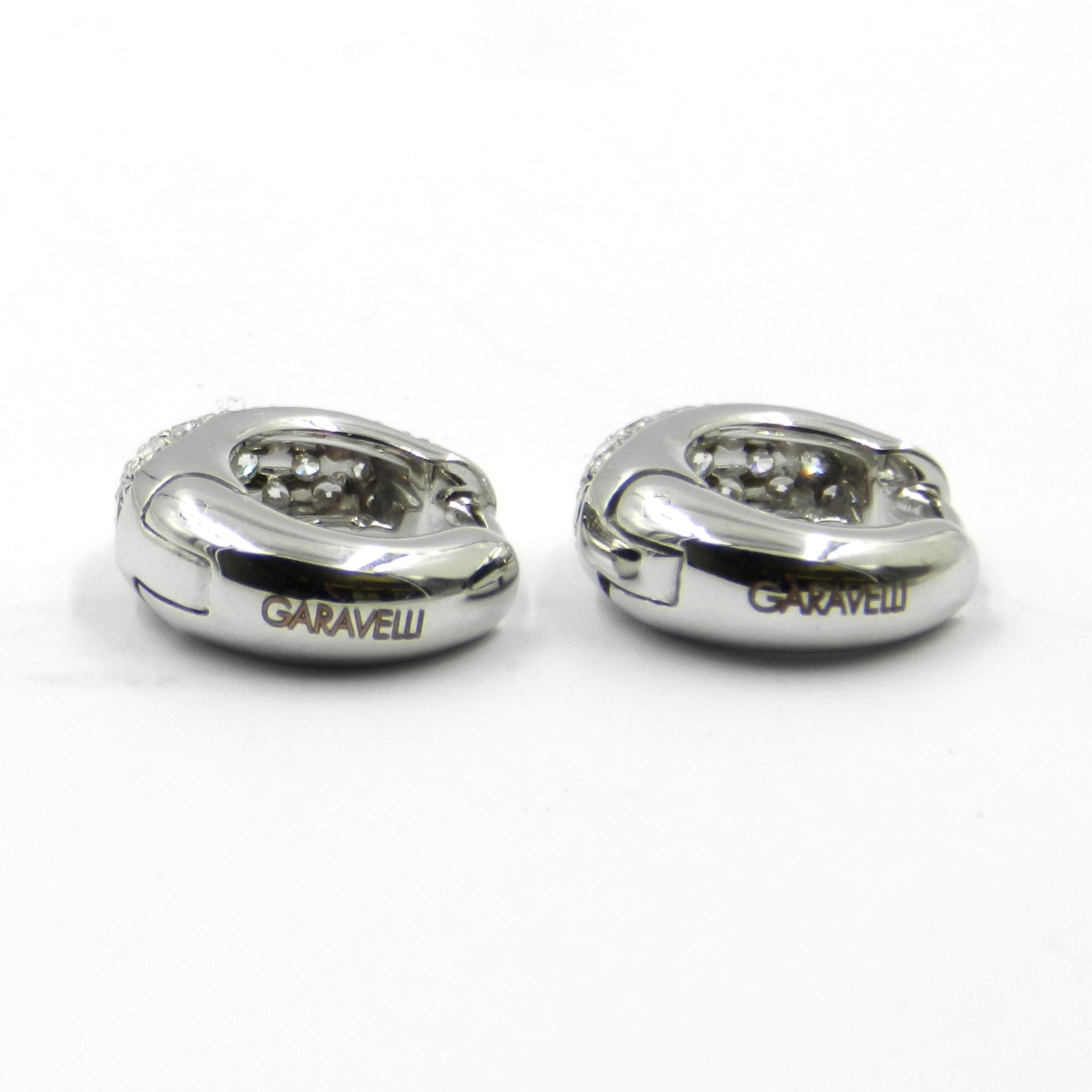 Boucles d'oreilles Garavelli Huggie en or blanc 18 carats et pavé de diamants en vente 1